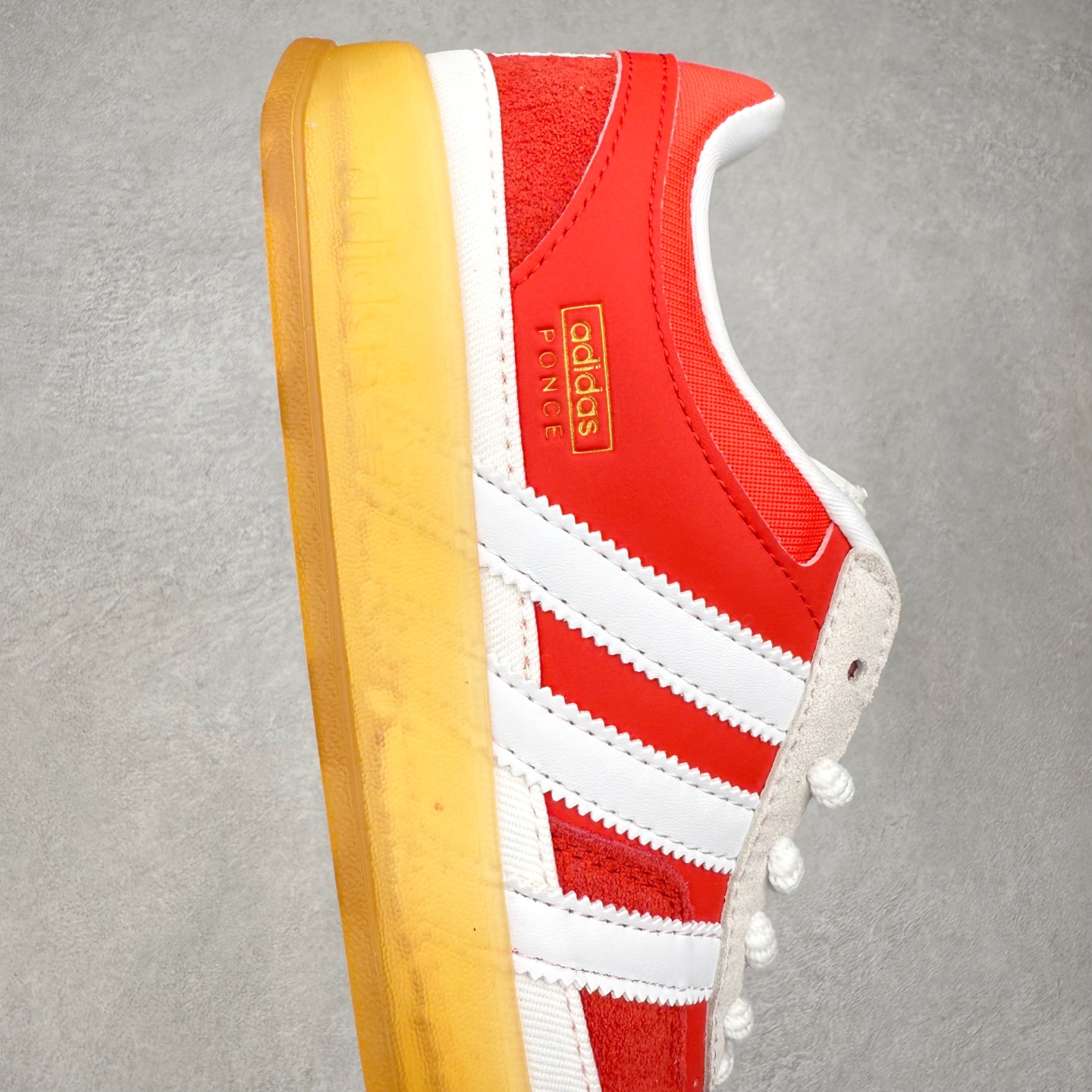 图片[6]-＃福利特价 Bad Bunny x AD Gazelle Indoor Trainers 坏痞兔联名羚羊内训系列低帮复古百搭休闲运动德训风板鞋 Bad Bunny本人在杂志拍摄时率先上脚带一波节奏，emm，手上拿的杂志封面还是Kylie，看来前女友和布克重新约会，这位哥也还是没放下啊…回到鞋款本身，整体选择了简约的黑白皮革搭配浅灰色长绒麂皮材质，最后以半透明生胶大底收尾，质感在线。不同于以往联名的调色盘操作，Bad Bunny对Gazelle indoor进行了加宽加厚处理，以及鞋头变形的设计，带来全新的歪头面包鞋型Gazelle。此外，鞋款标签直接呈现在后跟处，鞋侧adidas标识下方还加入了\\\”benito\\\”字样，辨识度拉满。尺码：35 36 36⅔ 37⅓ 38 38⅔ 39⅓ 40 40⅔ 41⅓ 42 42⅔ 43⅓ 44 44⅔ 45-选品中心