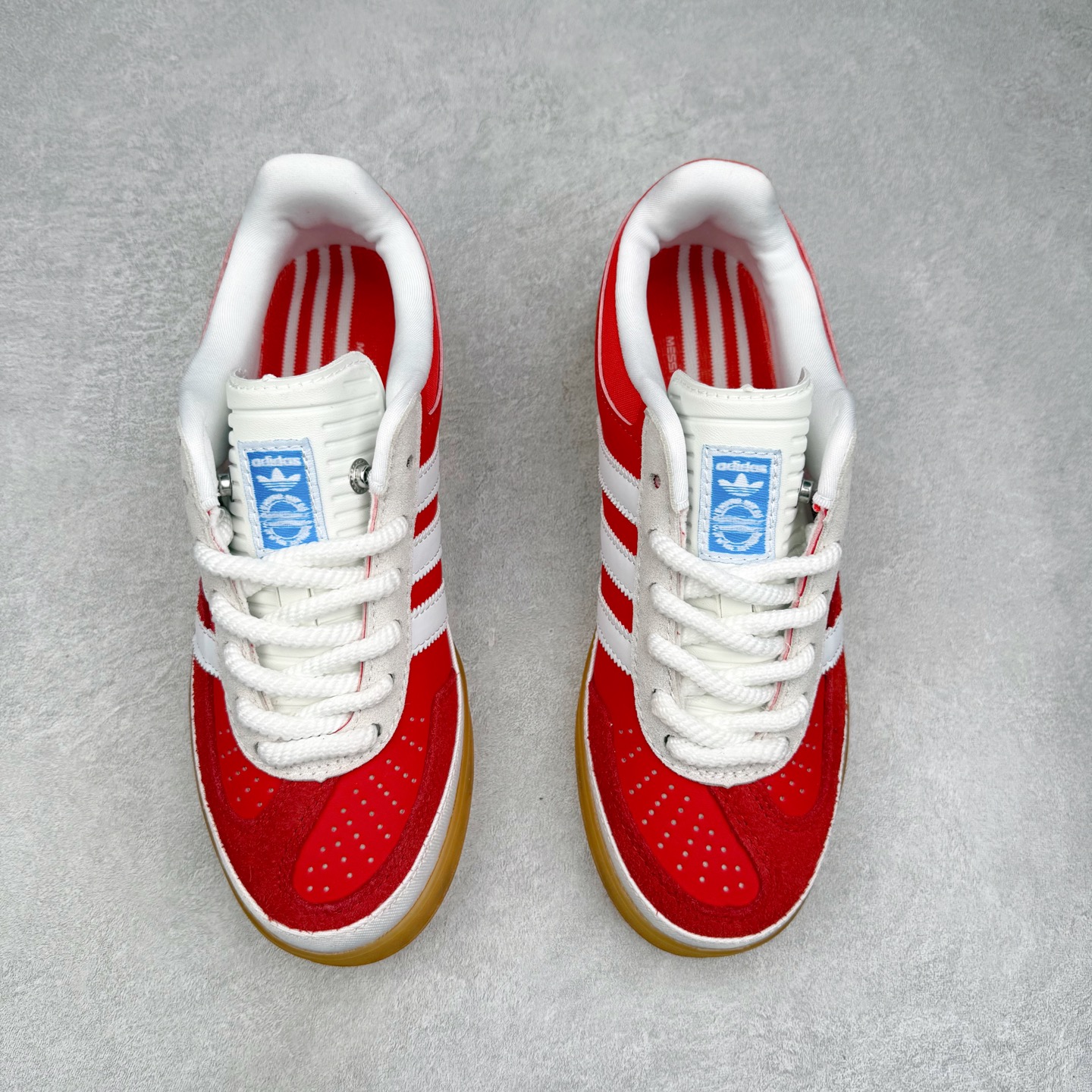 图片[2]-＃福利特价 Bad Bunny x AD Gazelle Indoor Trainers 坏痞兔联名羚羊内训系列低帮复古百搭休闲运动德训风板鞋 Bad Bunny本人在杂志拍摄时率先上脚带一波节奏，emm，手上拿的杂志封面还是Kylie，看来前女友和布克重新约会，这位哥也还是没放下啊…回到鞋款本身，整体选择了简约的黑白皮革搭配浅灰色长绒麂皮材质，最后以半透明生胶大底收尾，质感在线。不同于以往联名的调色盘操作，Bad Bunny对Gazelle indoor进行了加宽加厚处理，以及鞋头变形的设计，带来全新的歪头面包鞋型Gazelle。此外，鞋款标签直接呈现在后跟处，鞋侧adidas标识下方还加入了\\\”benito\\\”字样，辨识度拉满。尺码：35 36 36⅔ 37⅓ 38 38⅔ 39⅓ 40 40⅔ 41⅓ 42 42⅔ 43⅓ 44 44⅔ 45-选品中心