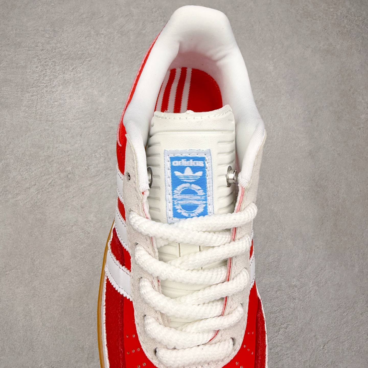 图片[5]-＃福利特价 Bad Bunny x AD Gazelle Indoor Trainers 坏痞兔联名羚羊内训系列低帮复古百搭休闲运动德训风板鞋 Bad Bunny本人在杂志拍摄时率先上脚带一波节奏，emm，手上拿的杂志封面还是Kylie，看来前女友和布克重新约会，这位哥也还是没放下啊…回到鞋款本身，整体选择了简约的黑白皮革搭配浅灰色长绒麂皮材质，最后以半透明生胶大底收尾，质感在线。不同于以往联名的调色盘操作，Bad Bunny对Gazelle indoor进行了加宽加厚处理，以及鞋头变形的设计，带来全新的歪头面包鞋型Gazelle。此外，鞋款标签直接呈现在后跟处，鞋侧adidas标识下方还加入了\\\”benito\\\”字样，辨识度拉满。尺码：35 36 36⅔ 37⅓ 38 38⅔ 39⅓ 40 40⅔ 41⅓ 42 42⅔ 43⅓ 44 44⅔ 45-选品中心