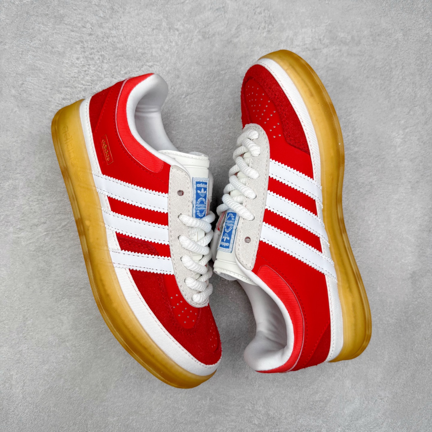 图片[3]-＃福利特价 Bad Bunny x AD Gazelle Indoor Trainers 坏痞兔联名羚羊内训系列低帮复古百搭休闲运动德训风板鞋 Bad Bunny本人在杂志拍摄时率先上脚带一波节奏，emm，手上拿的杂志封面还是Kylie，看来前女友和布克重新约会，这位哥也还是没放下啊…回到鞋款本身，整体选择了简约的黑白皮革搭配浅灰色长绒麂皮材质，最后以半透明生胶大底收尾，质感在线。不同于以往联名的调色盘操作，Bad Bunny对Gazelle indoor进行了加宽加厚处理，以及鞋头变形的设计，带来全新的歪头面包鞋型Gazelle。此外，鞋款标签直接呈现在后跟处，鞋侧adidas标识下方还加入了\\\”benito\\\”字样，辨识度拉满。尺码：35 36 36⅔ 37⅓ 38 38⅔ 39⅓ 40 40⅔ 41⅓ 42 42⅔ 43⅓ 44 44⅔ 45-选品中心