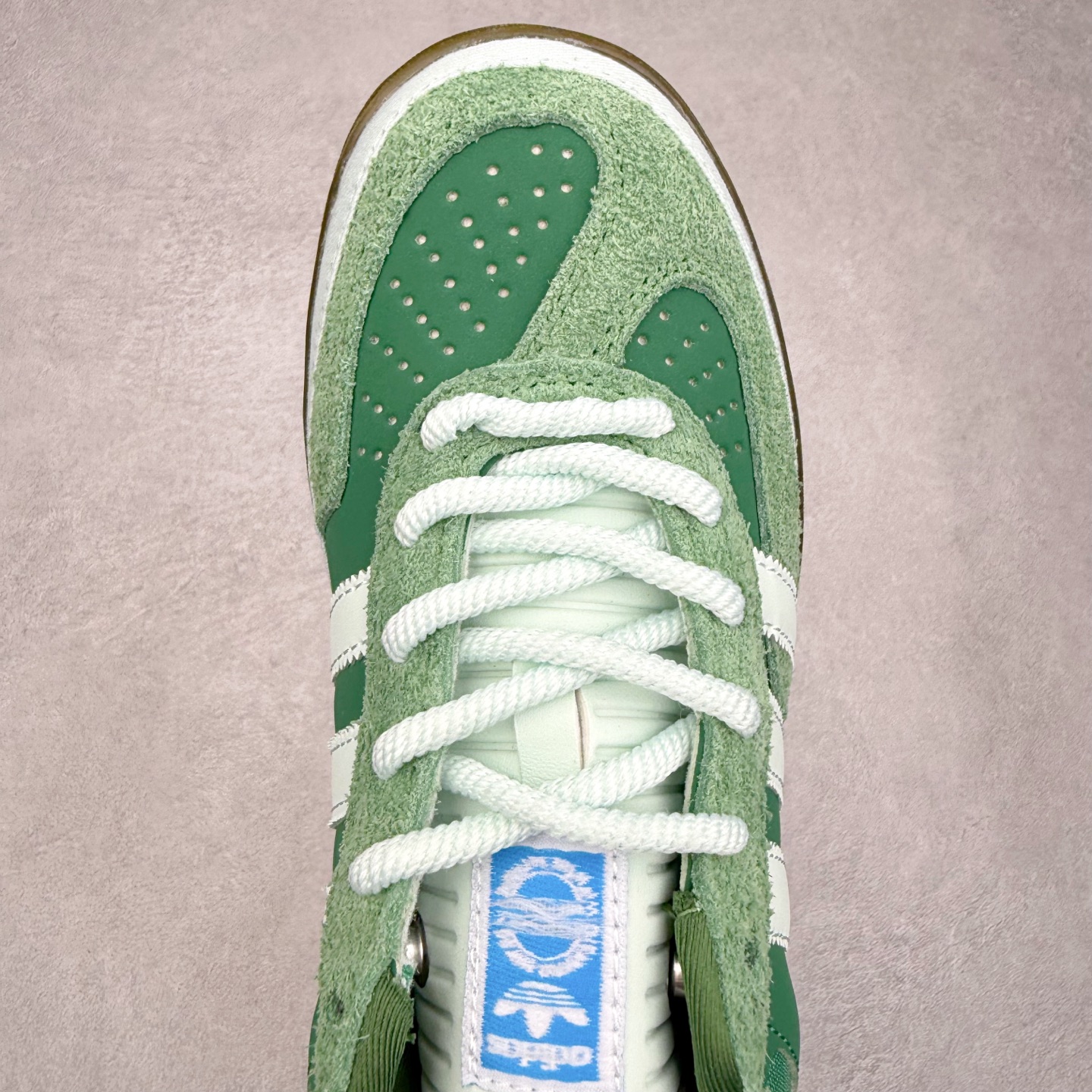 图片[4]-＃福利特价 Bad Bunny x AD Gazelle Indoor Trainers 坏痞兔联名羚羊内训系列低帮复古百搭休闲运动德训风板鞋 Bad Bunny本人在杂志拍摄时率先上脚带一波节奏，emm，手上拿的杂志封面还是Kylie，看来前女友和布克重新约会，这位哥也还是没放下啊…回到鞋款本身，整体选择了简约的黑白皮革搭配浅灰色长绒麂皮材质，最后以半透明生胶大底收尾，质感在线。不同于以往联名的调色盘操作，Bad Bunny对Gazelle indoor进行了加宽加厚处理，以及鞋头变形的设计，带来全新的歪头面包鞋型Gazelle。此外，鞋款标签直接呈现在后跟处，鞋侧adidas标识下方还加入了\\\”benito\\\”字样，辨识度拉满。尺码：35 36 36⅔ 37⅓ 38 38⅔ 39⅓ 40 40⅔ 41⅓ 42 42⅔ 43⅓ 44 44⅔ 45-选品中心