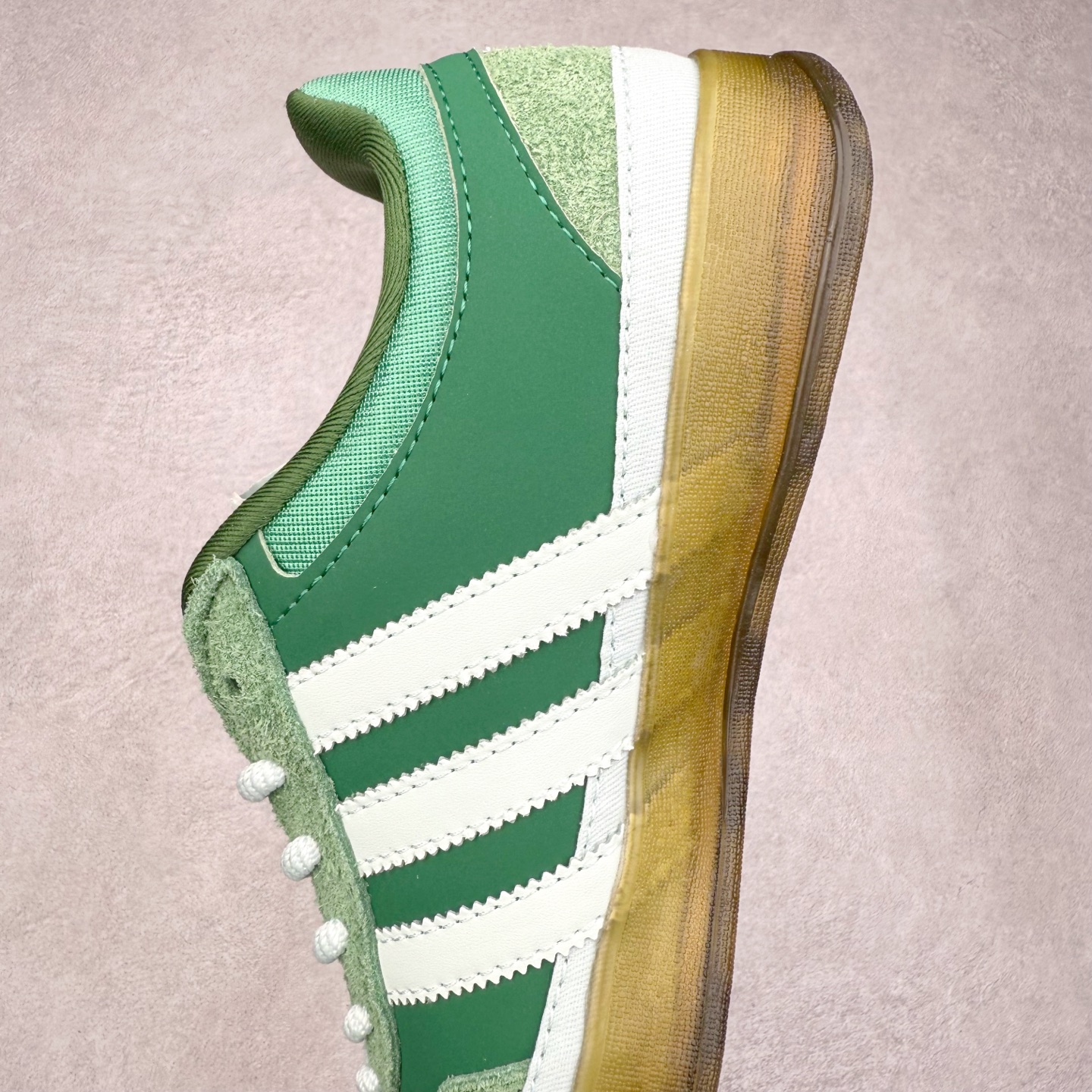 图片[7]-＃福利特价 Bad Bunny x AD Gazelle Indoor Trainers 坏痞兔联名羚羊内训系列低帮复古百搭休闲运动德训风板鞋 Bad Bunny本人在杂志拍摄时率先上脚带一波节奏，emm，手上拿的杂志封面还是Kylie，看来前女友和布克重新约会，这位哥也还是没放下啊…回到鞋款本身，整体选择了简约的黑白皮革搭配浅灰色长绒麂皮材质，最后以半透明生胶大底收尾，质感在线。不同于以往联名的调色盘操作，Bad Bunny对Gazelle indoor进行了加宽加厚处理，以及鞋头变形的设计，带来全新的歪头面包鞋型Gazelle。此外，鞋款标签直接呈现在后跟处，鞋侧adidas标识下方还加入了\\\”benito\\\”字样，辨识度拉满。尺码：35 36 36⅔ 37⅓ 38 38⅔ 39⅓ 40 40⅔ 41⅓ 42 42⅔ 43⅓ 44 44⅔ 45-选品中心