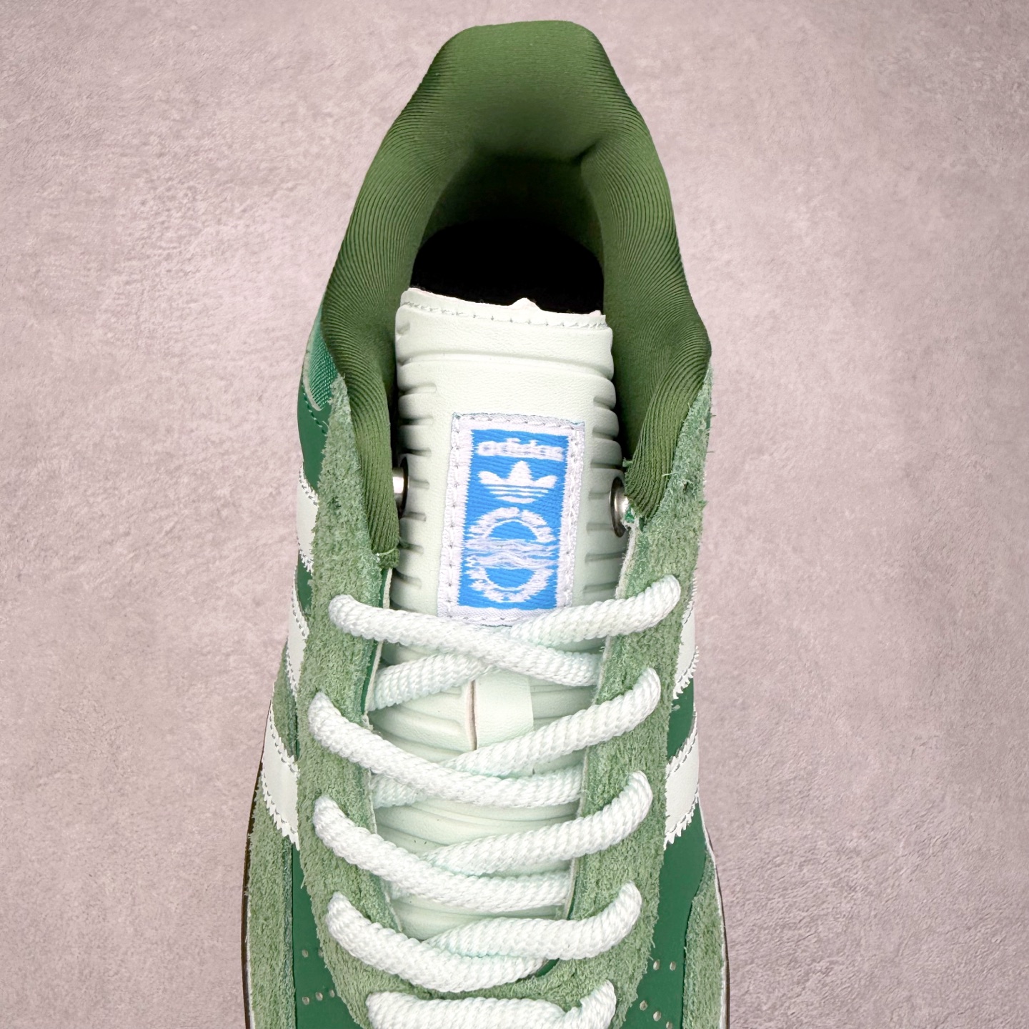 图片[5]-＃福利特价 Bad Bunny x AD Gazelle Indoor Trainers 坏痞兔联名羚羊内训系列低帮复古百搭休闲运动德训风板鞋 Bad Bunny本人在杂志拍摄时率先上脚带一波节奏，emm，手上拿的杂志封面还是Kylie，看来前女友和布克重新约会，这位哥也还是没放下啊…回到鞋款本身，整体选择了简约的黑白皮革搭配浅灰色长绒麂皮材质，最后以半透明生胶大底收尾，质感在线。不同于以往联名的调色盘操作，Bad Bunny对Gazelle indoor进行了加宽加厚处理，以及鞋头变形的设计，带来全新的歪头面包鞋型Gazelle。此外，鞋款标签直接呈现在后跟处，鞋侧adidas标识下方还加入了\\\”benito\\\”字样，辨识度拉满。尺码：35 36 36⅔ 37⅓ 38 38⅔ 39⅓ 40 40⅔ 41⅓ 42 42⅔ 43⅓ 44 44⅔ 45-选品中心