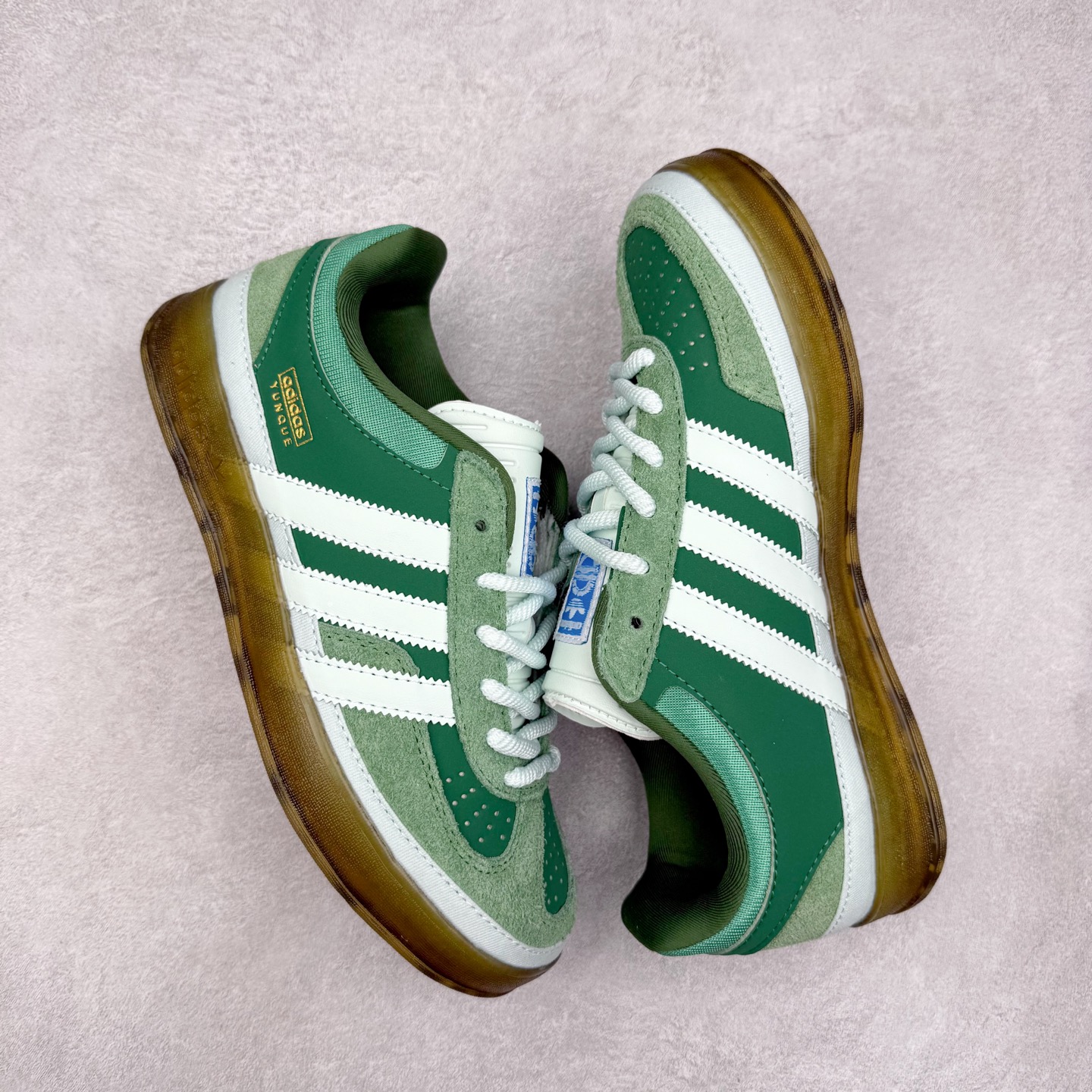 图片[3]-＃福利特价 Bad Bunny x AD Gazelle Indoor Trainers 坏痞兔联名羚羊内训系列低帮复古百搭休闲运动德训风板鞋 Bad Bunny本人在杂志拍摄时率先上脚带一波节奏，emm，手上拿的杂志封面还是Kylie，看来前女友和布克重新约会，这位哥也还是没放下啊…回到鞋款本身，整体选择了简约的黑白皮革搭配浅灰色长绒麂皮材质，最后以半透明生胶大底收尾，质感在线。不同于以往联名的调色盘操作，Bad Bunny对Gazelle indoor进行了加宽加厚处理，以及鞋头变形的设计，带来全新的歪头面包鞋型Gazelle。此外，鞋款标签直接呈现在后跟处，鞋侧adidas标识下方还加入了\\\”benito\\\”字样，辨识度拉满。尺码：35 36 36⅔ 37⅓ 38 38⅔ 39⅓ 40 40⅔ 41⅓ 42 42⅔ 43⅓ 44 44⅔ 45-选品中心