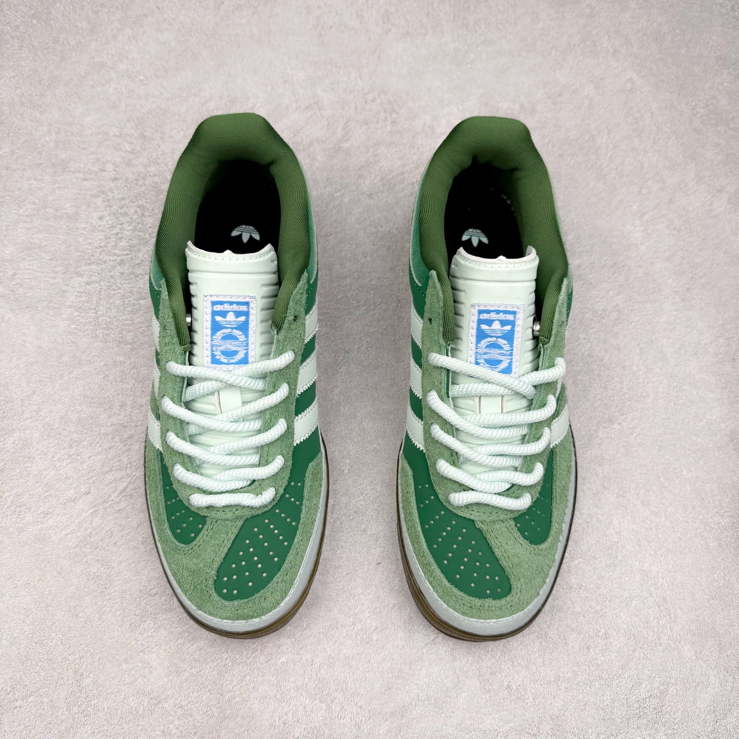 图片[2]-＃福利特价 Bad Bunny x AD Gazelle Indoor Trainers 坏痞兔联名羚羊内训系列低帮复古百搭休闲运动德训风板鞋 Bad Bunny本人在杂志拍摄时率先上脚带一波节奏，emm，手上拿的杂志封面还是Kylie，看来前女友和布克重新约会，这位哥也还是没放下啊…回到鞋款本身，整体选择了简约的黑白皮革搭配浅灰色长绒麂皮材质，最后以半透明生胶大底收尾，质感在线。不同于以往联名的调色盘操作，Bad Bunny对Gazelle indoor进行了加宽加厚处理，以及鞋头变形的设计，带来全新的歪头面包鞋型Gazelle。此外，鞋款标签直接呈现在后跟处，鞋侧adidas标识下方还加入了\\\”benito\\\”字样，辨识度拉满。尺码：35 36 36⅔ 37⅓ 38 38⅔ 39⅓ 40 40⅔ 41⅓ 42 42⅔ 43⅓ 44 44⅔ 45-选品中心