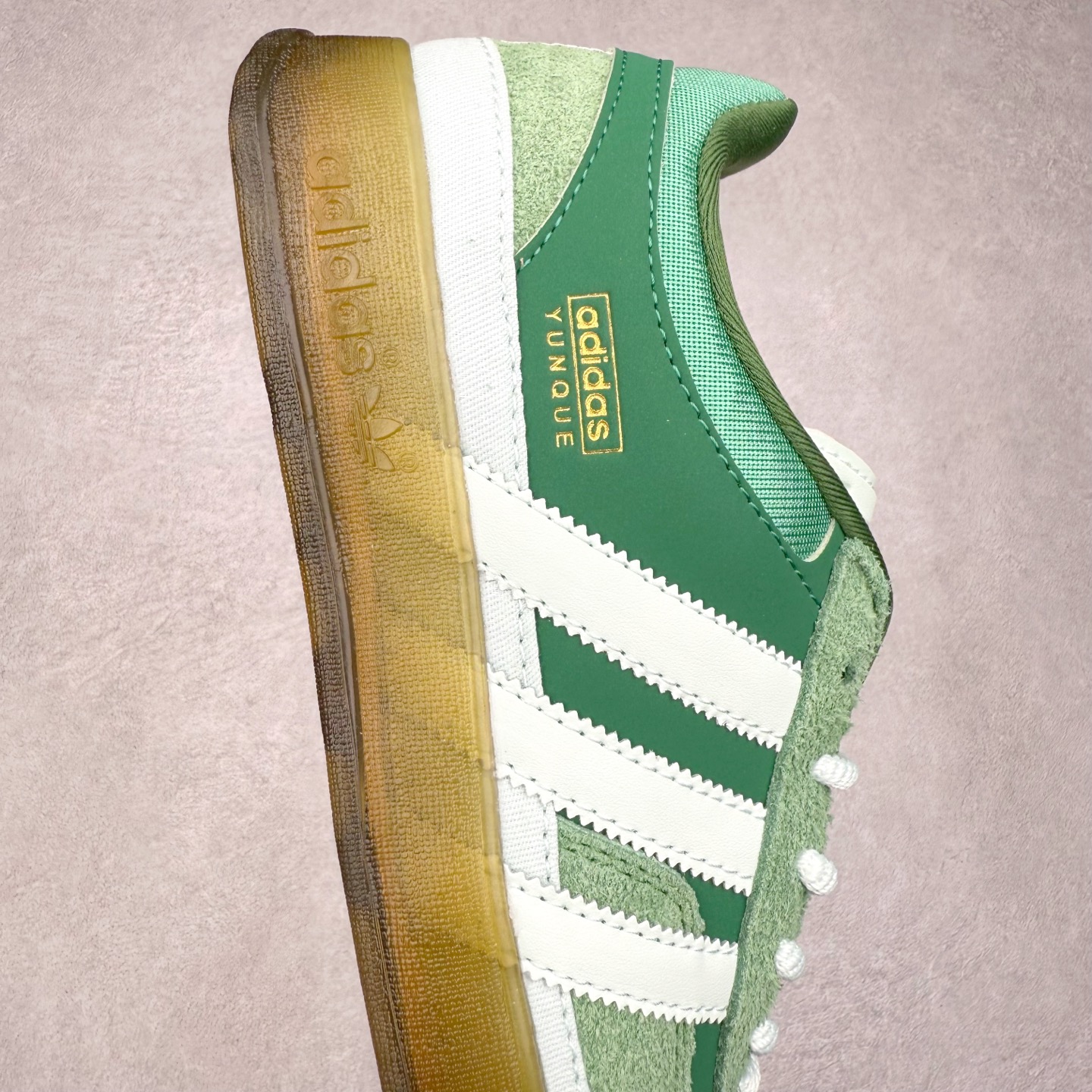 图片[6]-＃福利特价 Bad Bunny x AD Gazelle Indoor Trainers 坏痞兔联名羚羊内训系列低帮复古百搭休闲运动德训风板鞋 Bad Bunny本人在杂志拍摄时率先上脚带一波节奏，emm，手上拿的杂志封面还是Kylie，看来前女友和布克重新约会，这位哥也还是没放下啊…回到鞋款本身，整体选择了简约的黑白皮革搭配浅灰色长绒麂皮材质，最后以半透明生胶大底收尾，质感在线。不同于以往联名的调色盘操作，Bad Bunny对Gazelle indoor进行了加宽加厚处理，以及鞋头变形的设计，带来全新的歪头面包鞋型Gazelle。此外，鞋款标签直接呈现在后跟处，鞋侧adidas标识下方还加入了\\\”benito\\\”字样，辨识度拉满。尺码：35 36 36⅔ 37⅓ 38 38⅔ 39⅓ 40 40⅔ 41⅓ 42 42⅔ 43⅓ 44 44⅔ 45-选品中心