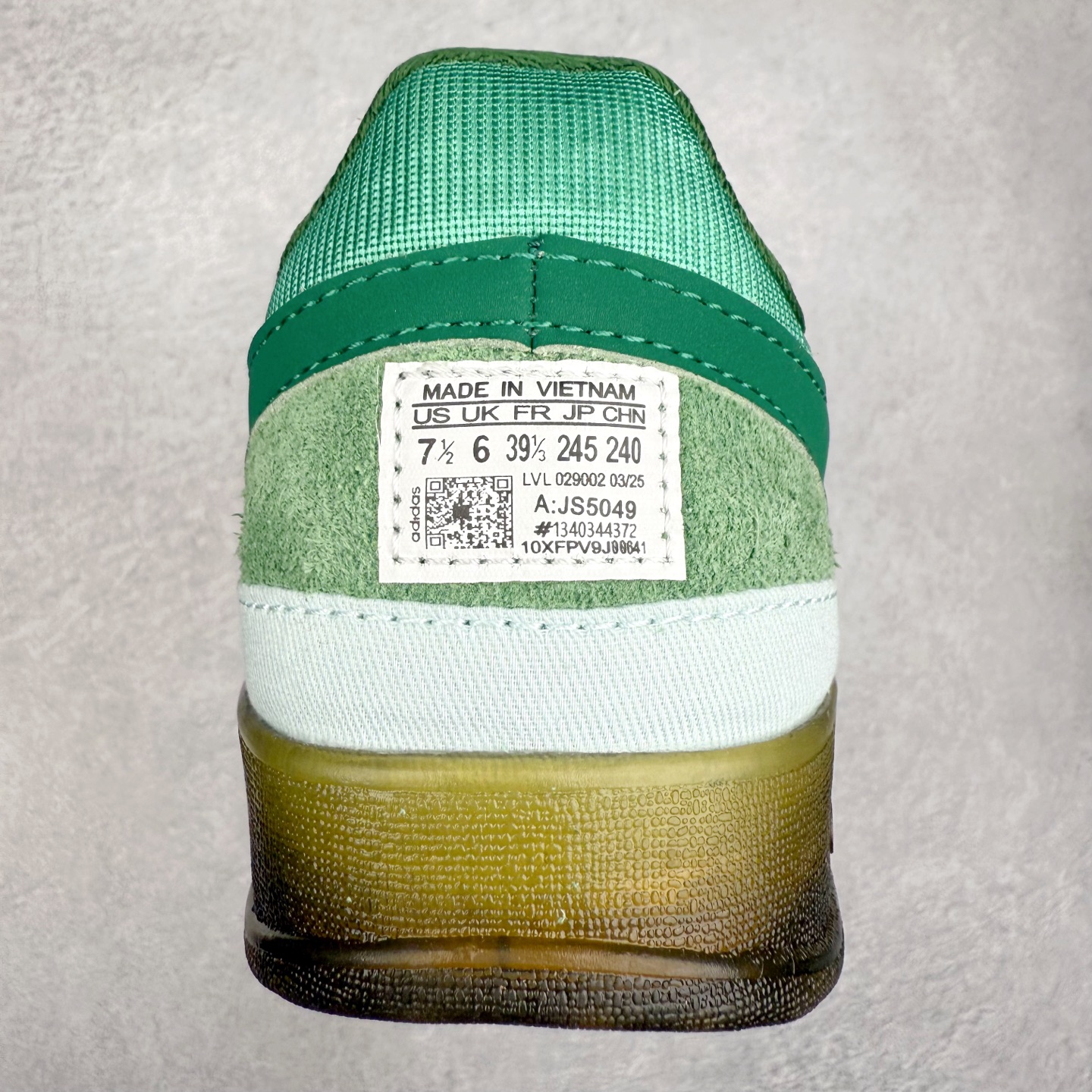 图片[8]-＃福利特价 Bad Bunny x AD Gazelle Indoor Trainers 坏痞兔联名羚羊内训系列低帮复古百搭休闲运动德训风板鞋 Bad Bunny本人在杂志拍摄时率先上脚带一波节奏，emm，手上拿的杂志封面还是Kylie，看来前女友和布克重新约会，这位哥也还是没放下啊…回到鞋款本身，整体选择了简约的黑白皮革搭配浅灰色长绒麂皮材质，最后以半透明生胶大底收尾，质感在线。不同于以往联名的调色盘操作，Bad Bunny对Gazelle indoor进行了加宽加厚处理，以及鞋头变形的设计，带来全新的歪头面包鞋型Gazelle。此外，鞋款标签直接呈现在后跟处，鞋侧adidas标识下方还加入了\\\”benito\\\”字样，辨识度拉满。尺码：35 36 36⅔ 37⅓ 38 38⅔ 39⅓ 40 40⅔ 41⅓ 42 42⅔ 43⅓ 44 44⅔ 45-选品中心