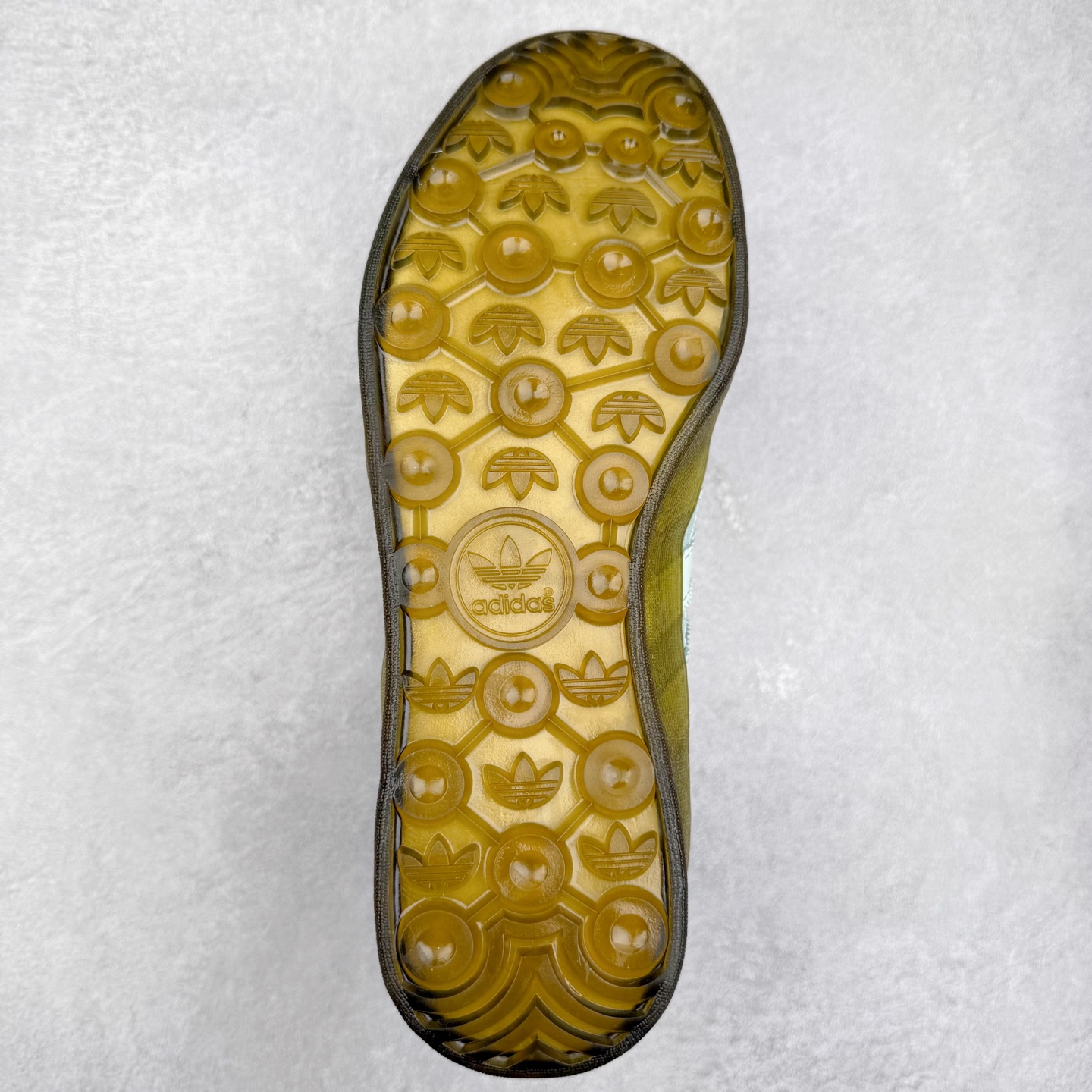 图片[9]-＃福利特价 Bad Bunny x AD Gazelle Indoor Trainers 坏痞兔联名羚羊内训系列低帮复古百搭休闲运动德训风板鞋 Bad Bunny本人在杂志拍摄时率先上脚带一波节奏，emm，手上拿的杂志封面还是Kylie，看来前女友和布克重新约会，这位哥也还是没放下啊…回到鞋款本身，整体选择了简约的黑白皮革搭配浅灰色长绒麂皮材质，最后以半透明生胶大底收尾，质感在线。不同于以往联名的调色盘操作，Bad Bunny对Gazelle indoor进行了加宽加厚处理，以及鞋头变形的设计，带来全新的歪头面包鞋型Gazelle。此外，鞋款标签直接呈现在后跟处，鞋侧adidas标识下方还加入了\\\”benito\\\”字样，辨识度拉满。尺码：35 36 36⅔ 37⅓ 38 38⅔ 39⅓ 40 40⅔ 41⅓ 42 42⅔ 43⅓ 44 44⅔ 45-选品中心