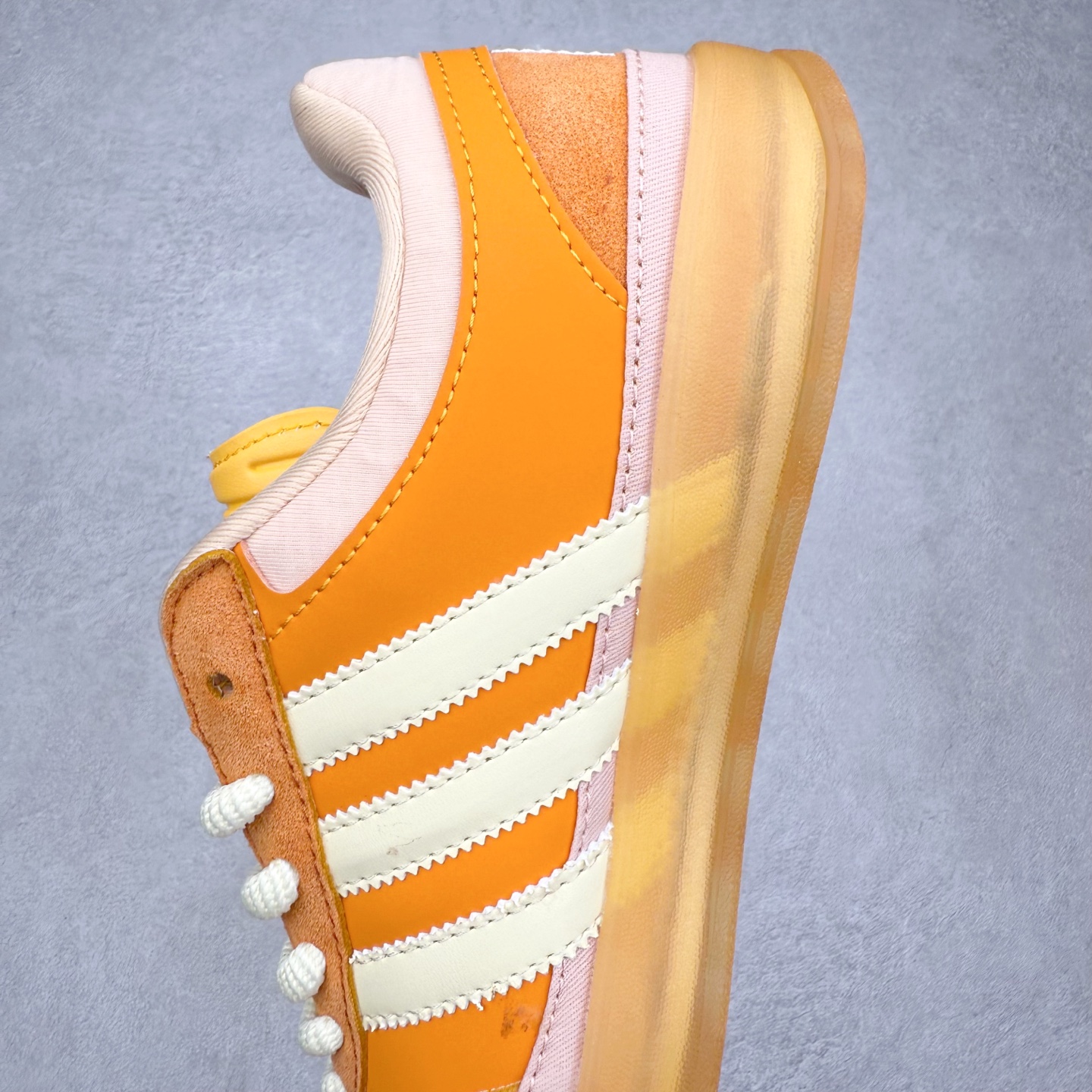 图片[7]-＃福利特价 Bad Bunny x AD Gazelle Indoor Trainers 坏痞兔联名羚羊内训系列低帮复古百搭休闲运动德训风板鞋 Bad Bunny本人在杂志拍摄时率先上脚带一波节奏，emm，手上拿的杂志封面还是Kylie，看来前女友和布克重新约会，这位哥也还是没放下啊…回到鞋款本身，整体选择了简约的黑白皮革搭配浅灰色长绒麂皮材质，最后以半透明生胶大底收尾，质感在线。不同于以往联名的调色盘操作，Bad Bunny对Gazelle indoor进行了加宽加厚处理，以及鞋头变形的设计，带来全新的歪头面包鞋型Gazelle。此外，鞋款标签直接呈现在后跟处，鞋侧adidas标识下方还加入了\\\”benito\\\”字样，辨识度拉满。尺码：35 36 36⅔ 37⅓ 38 38⅔ 39⅓ 40 40⅔ 41⅓ 42 42⅔ 43⅓ 44 44⅔ 45-选品中心