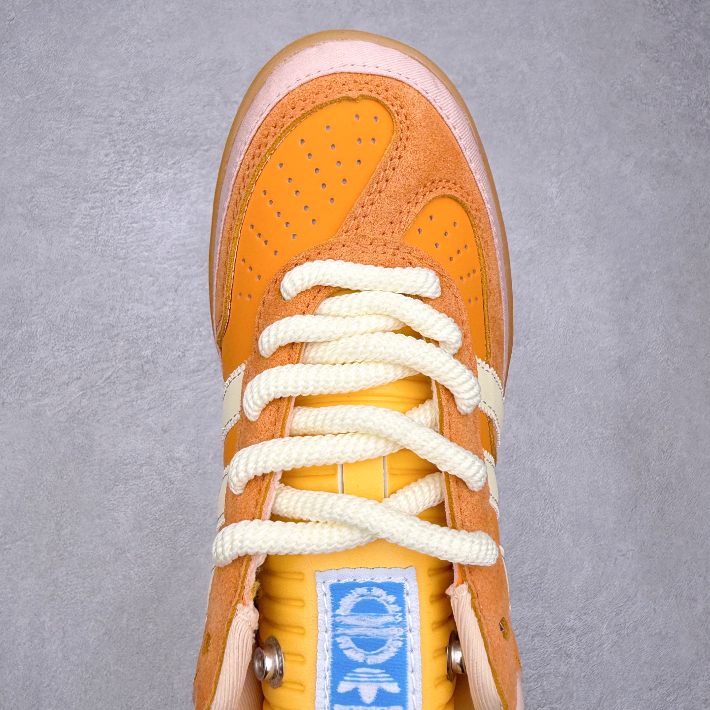 图片[4]-＃福利特价 Bad Bunny x AD Gazelle Indoor Trainers 坏痞兔联名羚羊内训系列低帮复古百搭休闲运动德训风板鞋 Bad Bunny本人在杂志拍摄时率先上脚带一波节奏，emm，手上拿的杂志封面还是Kylie，看来前女友和布克重新约会，这位哥也还是没放下啊…回到鞋款本身，整体选择了简约的黑白皮革搭配浅灰色长绒麂皮材质，最后以半透明生胶大底收尾，质感在线。不同于以往联名的调色盘操作，Bad Bunny对Gazelle indoor进行了加宽加厚处理，以及鞋头变形的设计，带来全新的歪头面包鞋型Gazelle。此外，鞋款标签直接呈现在后跟处，鞋侧adidas标识下方还加入了\\\”benito\\\”字样，辨识度拉满。尺码：35 36 36⅔ 37⅓ 38 38⅔ 39⅓ 40 40⅔ 41⅓ 42 42⅔ 43⅓ 44 44⅔ 45-选品中心