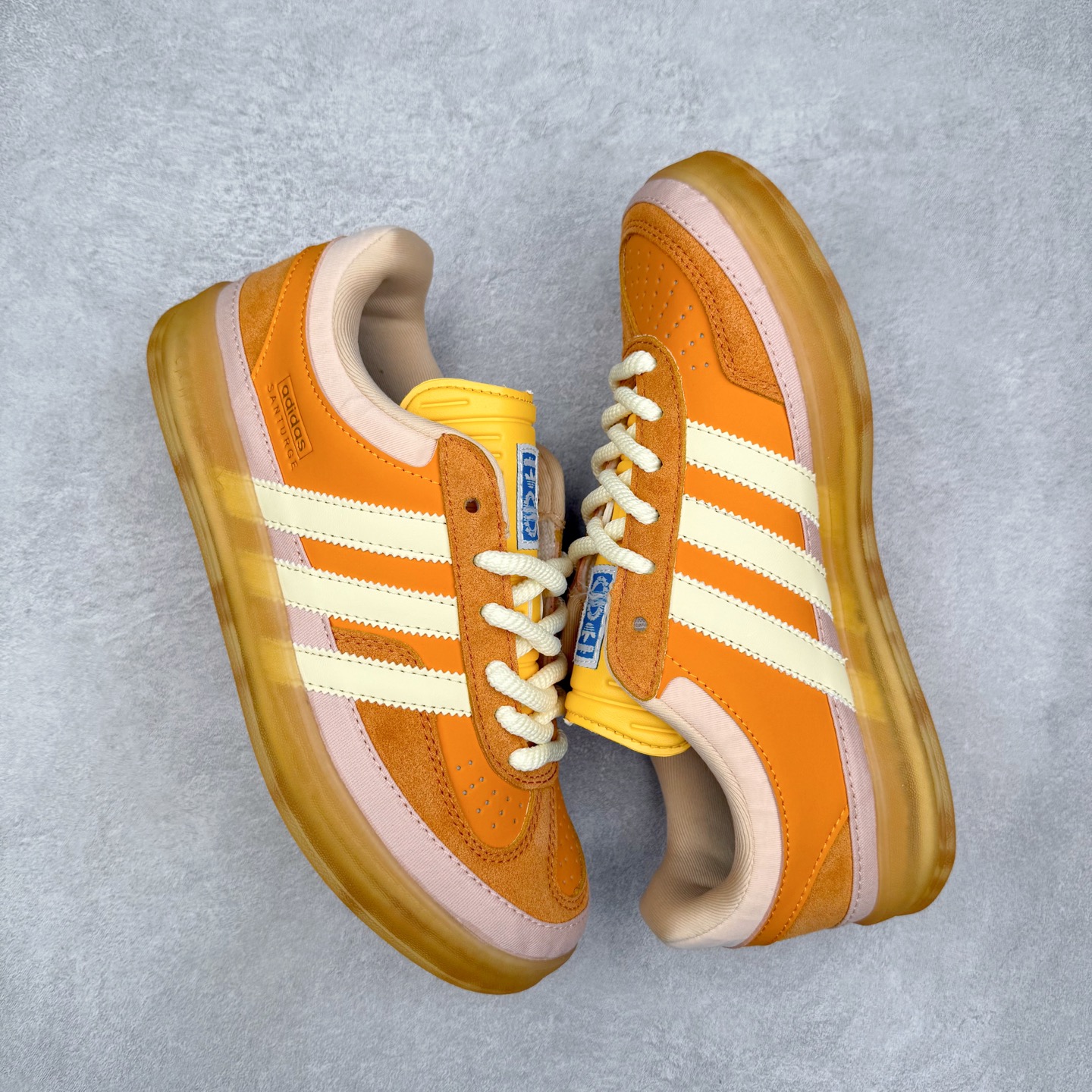 图片[3]-＃福利特价 Bad Bunny x AD Gazelle Indoor Trainers 坏痞兔联名羚羊内训系列低帮复古百搭休闲运动德训风板鞋 Bad Bunny本人在杂志拍摄时率先上脚带一波节奏，emm，手上拿的杂志封面还是Kylie，看来前女友和布克重新约会，这位哥也还是没放下啊…回到鞋款本身，整体选择了简约的黑白皮革搭配浅灰色长绒麂皮材质，最后以半透明生胶大底收尾，质感在线。不同于以往联名的调色盘操作，Bad Bunny对Gazelle indoor进行了加宽加厚处理，以及鞋头变形的设计，带来全新的歪头面包鞋型Gazelle。此外，鞋款标签直接呈现在后跟处，鞋侧adidas标识下方还加入了\\\”benito\\\”字样，辨识度拉满。尺码：35 36 36⅔ 37⅓ 38 38⅔ 39⅓ 40 40⅔ 41⅓ 42 42⅔ 43⅓ 44 44⅔ 45-选品中心