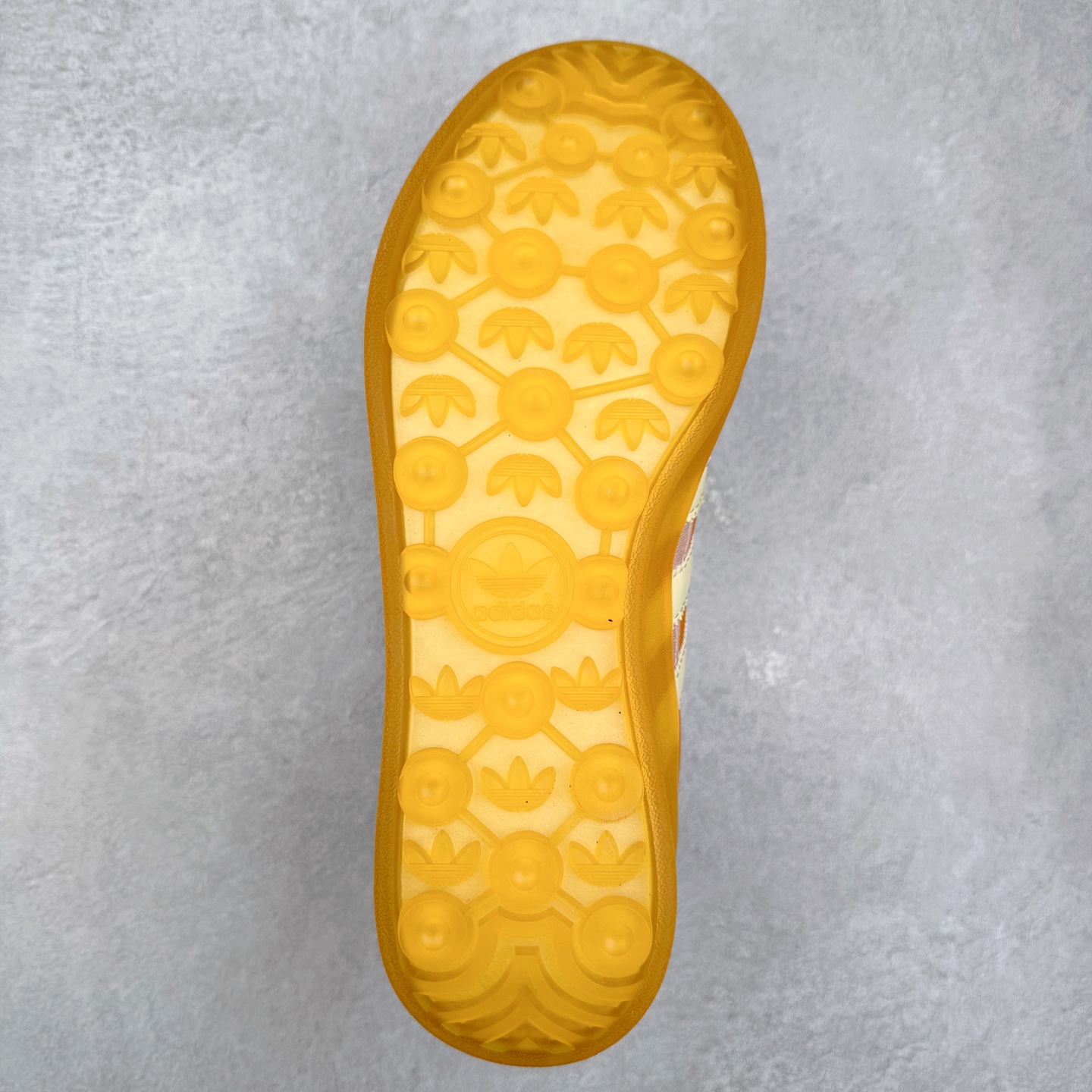 图片[9]-＃福利特价 Bad Bunny x AD Gazelle Indoor Trainers 坏痞兔联名羚羊内训系列低帮复古百搭休闲运动德训风板鞋 Bad Bunny本人在杂志拍摄时率先上脚带一波节奏，emm，手上拿的杂志封面还是Kylie，看来前女友和布克重新约会，这位哥也还是没放下啊…回到鞋款本身，整体选择了简约的黑白皮革搭配浅灰色长绒麂皮材质，最后以半透明生胶大底收尾，质感在线。不同于以往联名的调色盘操作，Bad Bunny对Gazelle indoor进行了加宽加厚处理，以及鞋头变形的设计，带来全新的歪头面包鞋型Gazelle。此外，鞋款标签直接呈现在后跟处，鞋侧adidas标识下方还加入了\\\”benito\\\”字样，辨识度拉满。尺码：35 36 36⅔ 37⅓ 38 38⅔ 39⅓ 40 40⅔ 41⅓ 42 42⅔ 43⅓ 44 44⅔ 45-选品中心