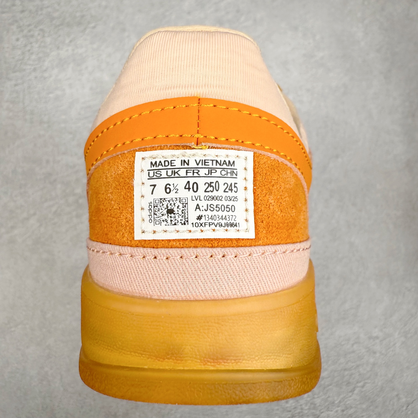 图片[8]-＃福利特价 Bad Bunny x AD Gazelle Indoor Trainers 坏痞兔联名羚羊内训系列低帮复古百搭休闲运动德训风板鞋 Bad Bunny本人在杂志拍摄时率先上脚带一波节奏，emm，手上拿的杂志封面还是Kylie，看来前女友和布克重新约会，这位哥也还是没放下啊…回到鞋款本身，整体选择了简约的黑白皮革搭配浅灰色长绒麂皮材质，最后以半透明生胶大底收尾，质感在线。不同于以往联名的调色盘操作，Bad Bunny对Gazelle indoor进行了加宽加厚处理，以及鞋头变形的设计，带来全新的歪头面包鞋型Gazelle。此外，鞋款标签直接呈现在后跟处，鞋侧adidas标识下方还加入了\\\”benito\\\”字样，辨识度拉满。尺码：35 36 36⅔ 37⅓ 38 38⅔ 39⅓ 40 40⅔ 41⅓ 42 42⅔ 43⅓ 44 44⅔ 45-选品中心