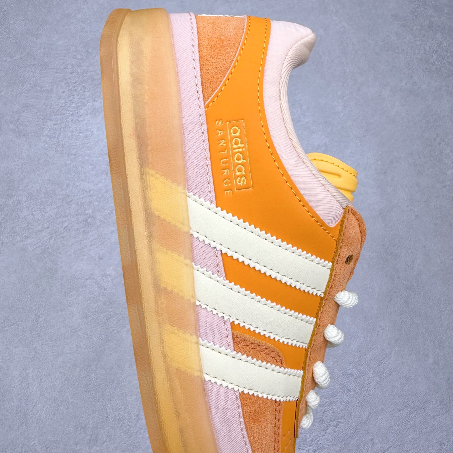 图片[6]-＃福利特价 Bad Bunny x AD Gazelle Indoor Trainers 坏痞兔联名羚羊内训系列低帮复古百搭休闲运动德训风板鞋 Bad Bunny本人在杂志拍摄时率先上脚带一波节奏，emm，手上拿的杂志封面还是Kylie，看来前女友和布克重新约会，这位哥也还是没放下啊…回到鞋款本身，整体选择了简约的黑白皮革搭配浅灰色长绒麂皮材质，最后以半透明生胶大底收尾，质感在线。不同于以往联名的调色盘操作，Bad Bunny对Gazelle indoor进行了加宽加厚处理，以及鞋头变形的设计，带来全新的歪头面包鞋型Gazelle。此外，鞋款标签直接呈现在后跟处，鞋侧adidas标识下方还加入了\\\”benito\\\”字样，辨识度拉满。尺码：35 36 36⅔ 37⅓ 38 38⅔ 39⅓ 40 40⅔ 41⅓ 42 42⅔ 43⅓ 44 44⅔ 45-选品中心