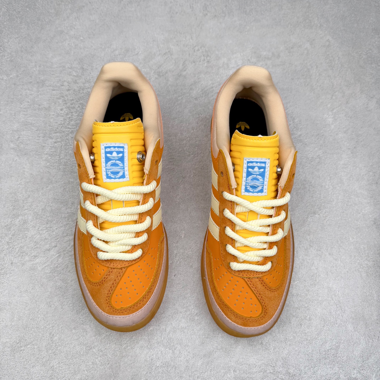 图片[2]-＃福利特价 Bad Bunny x AD Gazelle Indoor Trainers 坏痞兔联名羚羊内训系列低帮复古百搭休闲运动德训风板鞋 Bad Bunny本人在杂志拍摄时率先上脚带一波节奏，emm，手上拿的杂志封面还是Kylie，看来前女友和布克重新约会，这位哥也还是没放下啊…回到鞋款本身，整体选择了简约的黑白皮革搭配浅灰色长绒麂皮材质，最后以半透明生胶大底收尾，质感在线。不同于以往联名的调色盘操作，Bad Bunny对Gazelle indoor进行了加宽加厚处理，以及鞋头变形的设计，带来全新的歪头面包鞋型Gazelle。此外，鞋款标签直接呈现在后跟处，鞋侧adidas标识下方还加入了\\\”benito\\\”字样，辨识度拉满。尺码：35 36 36⅔ 37⅓ 38 38⅔ 39⅓ 40 40⅔ 41⅓ 42 42⅔ 43⅓ 44 44⅔ 45-选品中心