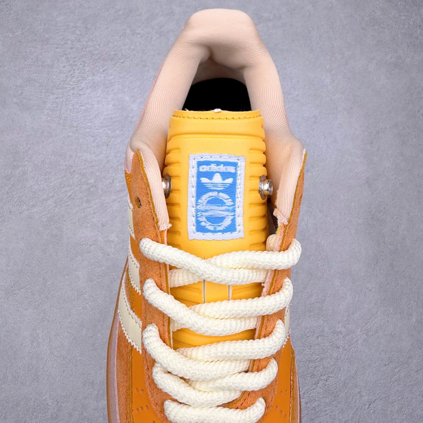 图片[5]-＃福利特价 Bad Bunny x AD Gazelle Indoor Trainers 坏痞兔联名羚羊内训系列低帮复古百搭休闲运动德训风板鞋 Bad Bunny本人在杂志拍摄时率先上脚带一波节奏，emm，手上拿的杂志封面还是Kylie，看来前女友和布克重新约会，这位哥也还是没放下啊…回到鞋款本身，整体选择了简约的黑白皮革搭配浅灰色长绒麂皮材质，最后以半透明生胶大底收尾，质感在线。不同于以往联名的调色盘操作，Bad Bunny对Gazelle indoor进行了加宽加厚处理，以及鞋头变形的设计，带来全新的歪头面包鞋型Gazelle。此外，鞋款标签直接呈现在后跟处，鞋侧adidas标识下方还加入了\\\”benito\\\”字样，辨识度拉满。尺码：35 36 36⅔ 37⅓ 38 38⅔ 39⅓ 40 40⅔ 41⅓ 42 42⅔ 43⅓ 44 44⅔ 45-选品中心