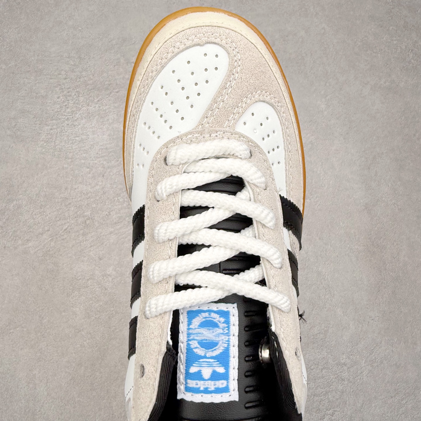 图片[4]-＃福利特价 Bad Bunny x AD Gazelle Indoor Trainers 坏痞兔联名羚羊内训系列低帮复古百搭休闲运动德训风板鞋 Bad Bunny本人在杂志拍摄时率先上脚带一波节奏，emm，手上拿的杂志封面还是Kylie，看来前女友和布克重新约会，这位哥也还是没放下啊…回到鞋款本身，整体选择了简约的黑白皮革搭配浅灰色长绒麂皮材质，最后以半透明生胶大底收尾，质感在线。不同于以往联名的调色盘操作，Bad Bunny对Gazelle indoor进行了加宽加厚处理，以及鞋头变形的设计，带来全新的歪头面包鞋型Gazelle。此外，鞋款标签直接呈现在后跟处，鞋侧adidas标识下方还加入了\\\”benito\\\”字样，辨识度拉满。尺码：35 36 36⅔ 37⅓ 38 38⅔ 39⅓ 40 40⅔ 41⅓ 42 42⅔ 43⅓ 44 44⅔ 45-选品中心