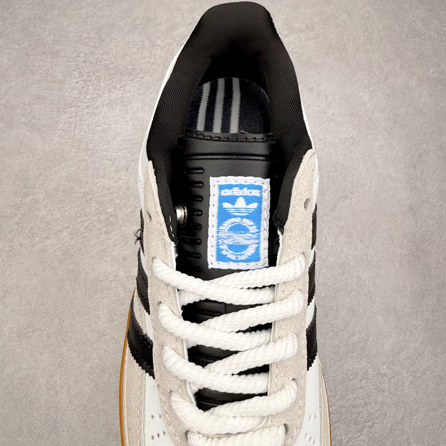 图片[5]-＃福利特价 Bad Bunny x AD Gazelle Indoor Trainers 坏痞兔联名羚羊内训系列低帮复古百搭休闲运动德训风板鞋 Bad Bunny本人在杂志拍摄时率先上脚带一波节奏，emm，手上拿的杂志封面还是Kylie，看来前女友和布克重新约会，这位哥也还是没放下啊…回到鞋款本身，整体选择了简约的黑白皮革搭配浅灰色长绒麂皮材质，最后以半透明生胶大底收尾，质感在线。不同于以往联名的调色盘操作，Bad Bunny对Gazelle indoor进行了加宽加厚处理，以及鞋头变形的设计，带来全新的歪头面包鞋型Gazelle。此外，鞋款标签直接呈现在后跟处，鞋侧adidas标识下方还加入了\\\”benito\\\”字样，辨识度拉满。尺码：35 36 36⅔ 37⅓ 38 38⅔ 39⅓ 40 40⅔ 41⅓ 42 42⅔ 43⅓ 44 44⅔ 45-选品中心