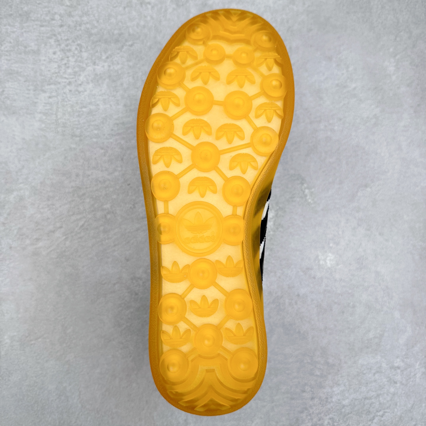 图片[9]-＃福利特价 Bad Bunny x AD Gazelle Indoor Trainers 坏痞兔联名羚羊内训系列低帮复古百搭休闲运动德训风板鞋 Bad Bunny本人在杂志拍摄时率先上脚带一波节奏，emm，手上拿的杂志封面还是Kylie，看来前女友和布克重新约会，这位哥也还是没放下啊…回到鞋款本身，整体选择了简约的黑白皮革搭配浅灰色长绒麂皮材质，最后以半透明生胶大底收尾，质感在线。不同于以往联名的调色盘操作，Bad Bunny对Gazelle indoor进行了加宽加厚处理，以及鞋头变形的设计，带来全新的歪头面包鞋型Gazelle。此外，鞋款标签直接呈现在后跟处，鞋侧adidas标识下方还加入了\\\”benito\\\”字样，辨识度拉满。尺码：35 36 36⅔ 37⅓ 38 38⅔ 39⅓ 40 40⅔ 41⅓ 42 42⅔ 43⅓ 44 44⅔ 45-选品中心