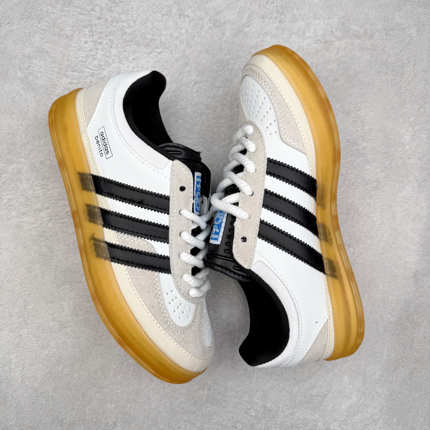 图片[3]-＃福利特价 Bad Bunny x AD Gazelle Indoor Trainers 坏痞兔联名羚羊内训系列低帮复古百搭休闲运动德训风板鞋 Bad Bunny本人在杂志拍摄时率先上脚带一波节奏，emm，手上拿的杂志封面还是Kylie，看来前女友和布克重新约会，这位哥也还是没放下啊…回到鞋款本身，整体选择了简约的黑白皮革搭配浅灰色长绒麂皮材质，最后以半透明生胶大底收尾，质感在线。不同于以往联名的调色盘操作，Bad Bunny对Gazelle indoor进行了加宽加厚处理，以及鞋头变形的设计，带来全新的歪头面包鞋型Gazelle。此外，鞋款标签直接呈现在后跟处，鞋侧adidas标识下方还加入了\\\”benito\\\”字样，辨识度拉满。尺码：35 36 36⅔ 37⅓ 38 38⅔ 39⅓ 40 40⅔ 41⅓ 42 42⅔ 43⅓ 44 44⅔ 45-选品中心