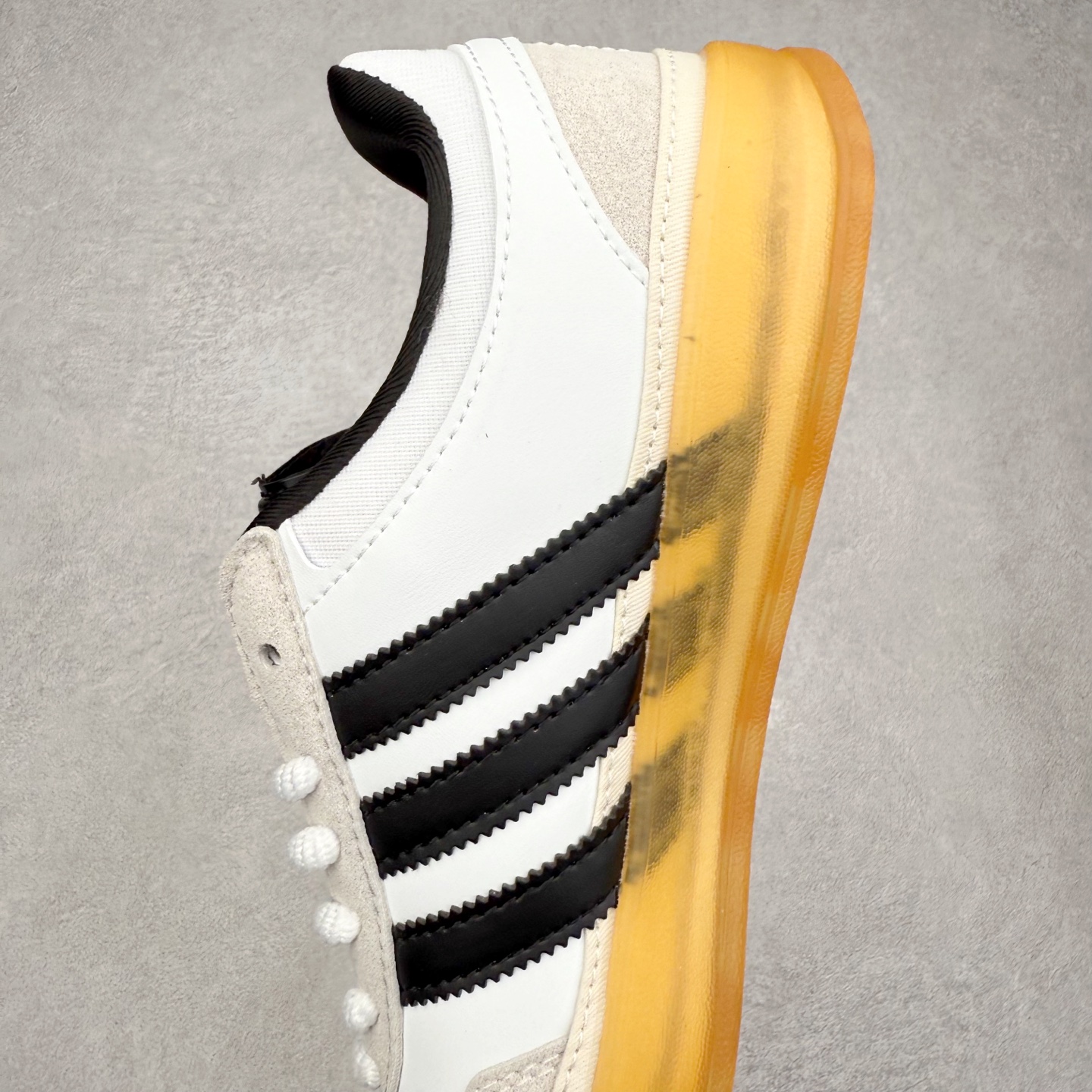 图片[7]-＃福利特价 Bad Bunny x AD Gazelle Indoor Trainers 坏痞兔联名羚羊内训系列低帮复古百搭休闲运动德训风板鞋 Bad Bunny本人在杂志拍摄时率先上脚带一波节奏，emm，手上拿的杂志封面还是Kylie，看来前女友和布克重新约会，这位哥也还是没放下啊…回到鞋款本身，整体选择了简约的黑白皮革搭配浅灰色长绒麂皮材质，最后以半透明生胶大底收尾，质感在线。不同于以往联名的调色盘操作，Bad Bunny对Gazelle indoor进行了加宽加厚处理，以及鞋头变形的设计，带来全新的歪头面包鞋型Gazelle。此外，鞋款标签直接呈现在后跟处，鞋侧adidas标识下方还加入了\\\”benito\\\”字样，辨识度拉满。尺码：35 36 36⅔ 37⅓ 38 38⅔ 39⅓ 40 40⅔ 41⅓ 42 42⅔ 43⅓ 44 44⅔ 45-选品中心