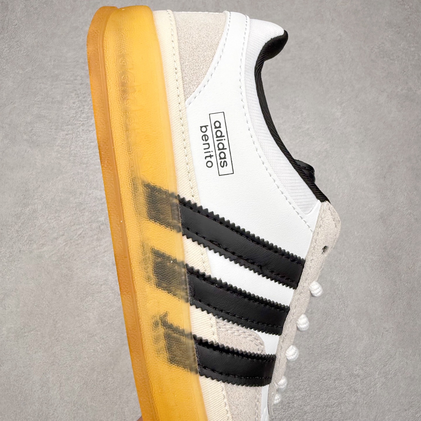 图片[6]-＃福利特价 Bad Bunny x AD Gazelle Indoor Trainers 坏痞兔联名羚羊内训系列低帮复古百搭休闲运动德训风板鞋 Bad Bunny本人在杂志拍摄时率先上脚带一波节奏，emm，手上拿的杂志封面还是Kylie，看来前女友和布克重新约会，这位哥也还是没放下啊…回到鞋款本身，整体选择了简约的黑白皮革搭配浅灰色长绒麂皮材质，最后以半透明生胶大底收尾，质感在线。不同于以往联名的调色盘操作，Bad Bunny对Gazelle indoor进行了加宽加厚处理，以及鞋头变形的设计，带来全新的歪头面包鞋型Gazelle。此外，鞋款标签直接呈现在后跟处，鞋侧adidas标识下方还加入了\\\”benito\\\”字样，辨识度拉满。尺码：35 36 36⅔ 37⅓ 38 38⅔ 39⅓ 40 40⅔ 41⅓ 42 42⅔ 43⅓ 44 44⅔ 45-选品中心