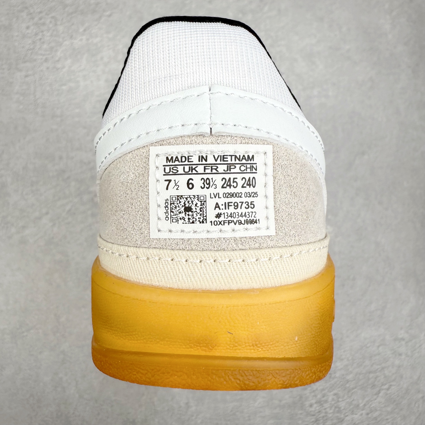 图片[8]-＃福利特价 Bad Bunny x AD Gazelle Indoor Trainers 坏痞兔联名羚羊内训系列低帮复古百搭休闲运动德训风板鞋 Bad Bunny本人在杂志拍摄时率先上脚带一波节奏，emm，手上拿的杂志封面还是Kylie，看来前女友和布克重新约会，这位哥也还是没放下啊…回到鞋款本身，整体选择了简约的黑白皮革搭配浅灰色长绒麂皮材质，最后以半透明生胶大底收尾，质感在线。不同于以往联名的调色盘操作，Bad Bunny对Gazelle indoor进行了加宽加厚处理，以及鞋头变形的设计，带来全新的歪头面包鞋型Gazelle。此外，鞋款标签直接呈现在后跟处，鞋侧adidas标识下方还加入了\\\”benito\\\”字样，辨识度拉满。尺码：35 36 36⅔ 37⅓ 38 38⅔ 39⅓ 40 40⅔ 41⅓ 42 42⅔ 43⅓ 44 44⅔ 45-选品中心