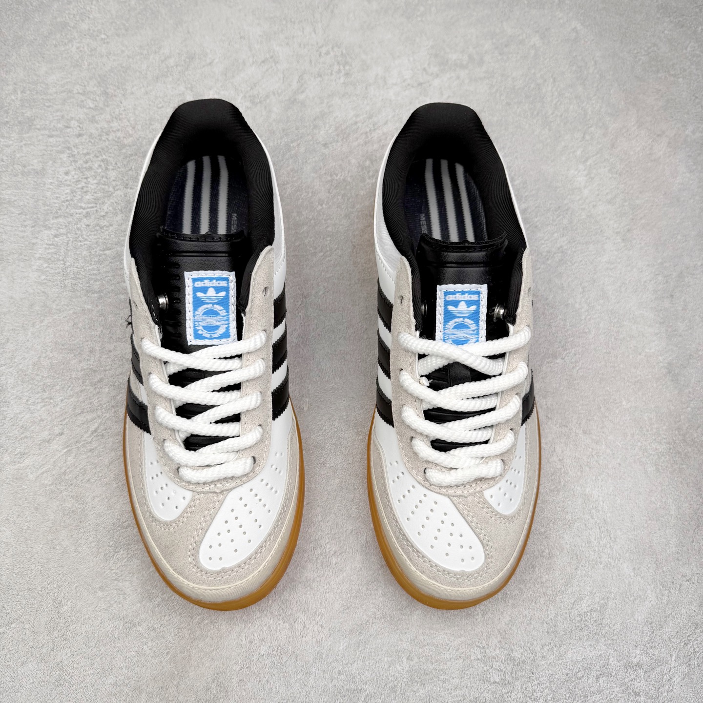 图片[2]-＃福利特价 Bad Bunny x AD Gazelle Indoor Trainers 坏痞兔联名羚羊内训系列低帮复古百搭休闲运动德训风板鞋 Bad Bunny本人在杂志拍摄时率先上脚带一波节奏，emm，手上拿的杂志封面还是Kylie，看来前女友和布克重新约会，这位哥也还是没放下啊…回到鞋款本身，整体选择了简约的黑白皮革搭配浅灰色长绒麂皮材质，最后以半透明生胶大底收尾，质感在线。不同于以往联名的调色盘操作，Bad Bunny对Gazelle indoor进行了加宽加厚处理，以及鞋头变形的设计，带来全新的歪头面包鞋型Gazelle。此外，鞋款标签直接呈现在后跟处，鞋侧adidas标识下方还加入了\\\”benito\\\”字样，辨识度拉满。尺码：35 36 36⅔ 37⅓ 38 38⅔ 39⅓ 40 40⅔ 41⅓ 42 42⅔ 43⅓ 44 44⅔ 45-选品中心