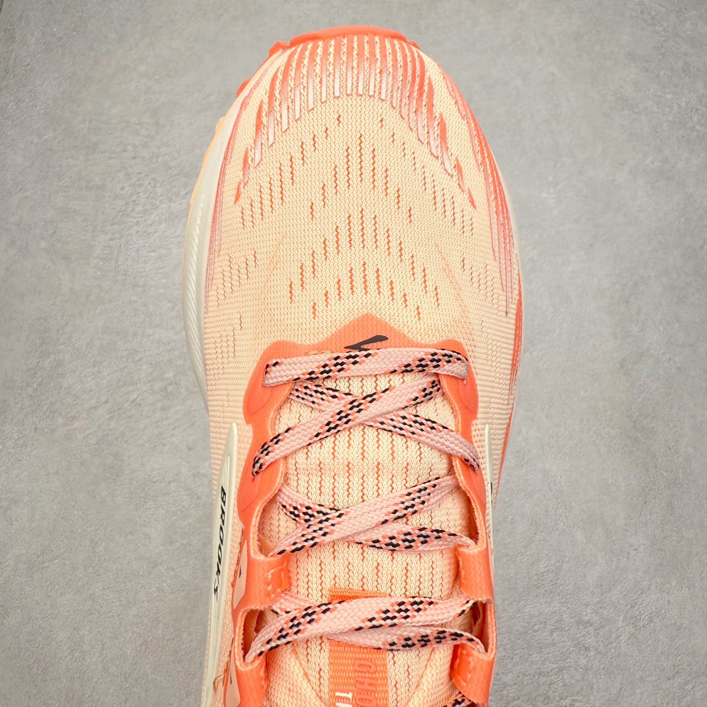 图片[4]-Brooks 布鲁克斯 Caldera 8 山啸舒适耐磨轻便 低帮越野跑步鞋 Brooks 四大跑鞋之一 百年品牌 跑鞋从外形上基本就能判断这是一款速度跑鞋 简洁干练的外形结构和极强的运动流线型看着非常有速度感 上脚的第一感觉是非常轻 美码9码的鞋单只206g不到 从个人偏好来说 200g左右的竞速鞋最具安全感 鞋面采用单层网布 很薄 前掌使用了大量开放式网眼 排气直接快速 透气性上乘 鞋舌也是轻量化设计 仅为一层麂皮 和脚背完美贴合 鞋舌中央有个防偏穿孔 从实际穿着来看 通常鞋舌都是外偏 如果是防偏穿孔位于中心 防偏效果其实并不十分有效 如果采用趋外侧的偏心设计更有效 鞋帮泡棉填充量不大 但非常紧凑 贴合舒适 包裹稳固 内置硬质TPU保证必要的稳定性 跑鞋中底采用的是DNA FLASH科技材料 DNA FLASH中底科技 是Brooks第一款将氮气注入中底的创新科技 主要原理是借助“超临界流体”发泡技术 将液态氮稳定的转化为气态氮 并使其均匀地形成无数紧密贴合的密闭式气囊结构 尺码：36 36.5 37.5 38 38.5 39 40 40.5 41 42 42.5 43 44 44.5 45-选品中心