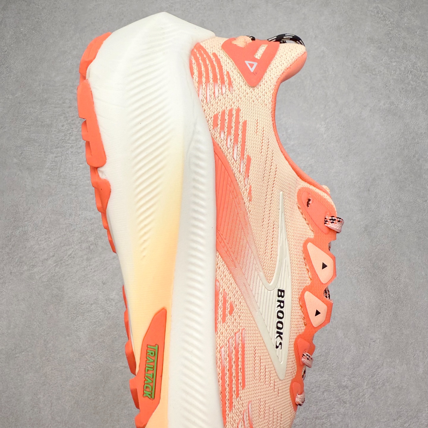 图片[6]-Brooks 布鲁克斯 Caldera 8 山啸舒适耐磨轻便 低帮越野跑步鞋 Brooks 四大跑鞋之一 百年品牌 跑鞋从外形上基本就能判断这是一款速度跑鞋 简洁干练的外形结构和极强的运动流线型看着非常有速度感 上脚的第一感觉是非常轻 美码9码的鞋单只206g不到 从个人偏好来说 200g左右的竞速鞋最具安全感 鞋面采用单层网布 很薄 前掌使用了大量开放式网眼 排气直接快速 透气性上乘 鞋舌也是轻量化设计 仅为一层麂皮 和脚背完美贴合 鞋舌中央有个防偏穿孔 从实际穿着来看 通常鞋舌都是外偏 如果是防偏穿孔位于中心 防偏效果其实并不十分有效 如果采用趋外侧的偏心设计更有效 鞋帮泡棉填充量不大 但非常紧凑 贴合舒适 包裹稳固 内置硬质TPU保证必要的稳定性 跑鞋中底采用的是DNA FLASH科技材料 DNA FLASH中底科技 是Brooks第一款将氮气注入中底的创新科技 主要原理是借助“超临界流体”发泡技术 将液态氮稳定的转化为气态氮 并使其均匀地形成无数紧密贴合的密闭式气囊结构 尺码：36 36.5 37.5 38 38.5 39 40 40.5 41 42 42.5 43 44 44.5 45-选品中心