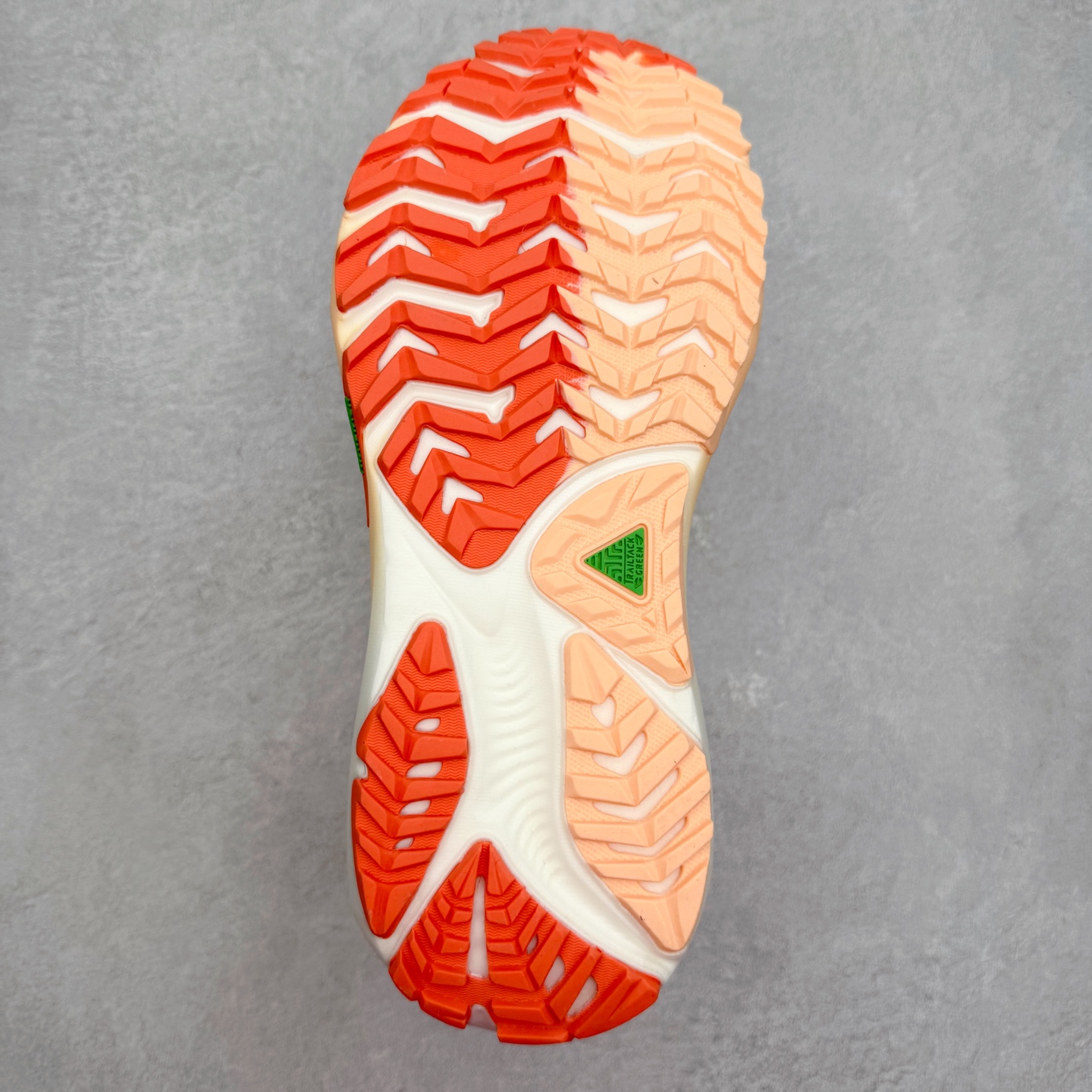 图片[9]-Brooks 布鲁克斯 Caldera 8 山啸舒适耐磨轻便 低帮越野跑步鞋 Brooks 四大跑鞋之一 百年品牌 跑鞋从外形上基本就能判断这是一款速度跑鞋 简洁干练的外形结构和极强的运动流线型看着非常有速度感 上脚的第一感觉是非常轻 美码9码的鞋单只206g不到 从个人偏好来说 200g左右的竞速鞋最具安全感 鞋面采用单层网布 很薄 前掌使用了大量开放式网眼 排气直接快速 透气性上乘 鞋舌也是轻量化设计 仅为一层麂皮 和脚背完美贴合 鞋舌中央有个防偏穿孔 从实际穿着来看 通常鞋舌都是外偏 如果是防偏穿孔位于中心 防偏效果其实并不十分有效 如果采用趋外侧的偏心设计更有效 鞋帮泡棉填充量不大 但非常紧凑 贴合舒适 包裹稳固 内置硬质TPU保证必要的稳定性 跑鞋中底采用的是DNA FLASH科技材料 DNA FLASH中底科技 是Brooks第一款将氮气注入中底的创新科技 主要原理是借助“超临界流体”发泡技术 将液态氮稳定的转化为气态氮 并使其均匀地形成无数紧密贴合的密闭式气囊结构 尺码：36 36.5 37.5 38 38.5 39 40 40.5 41 42 42.5 43 44 44.5 45-选品中心