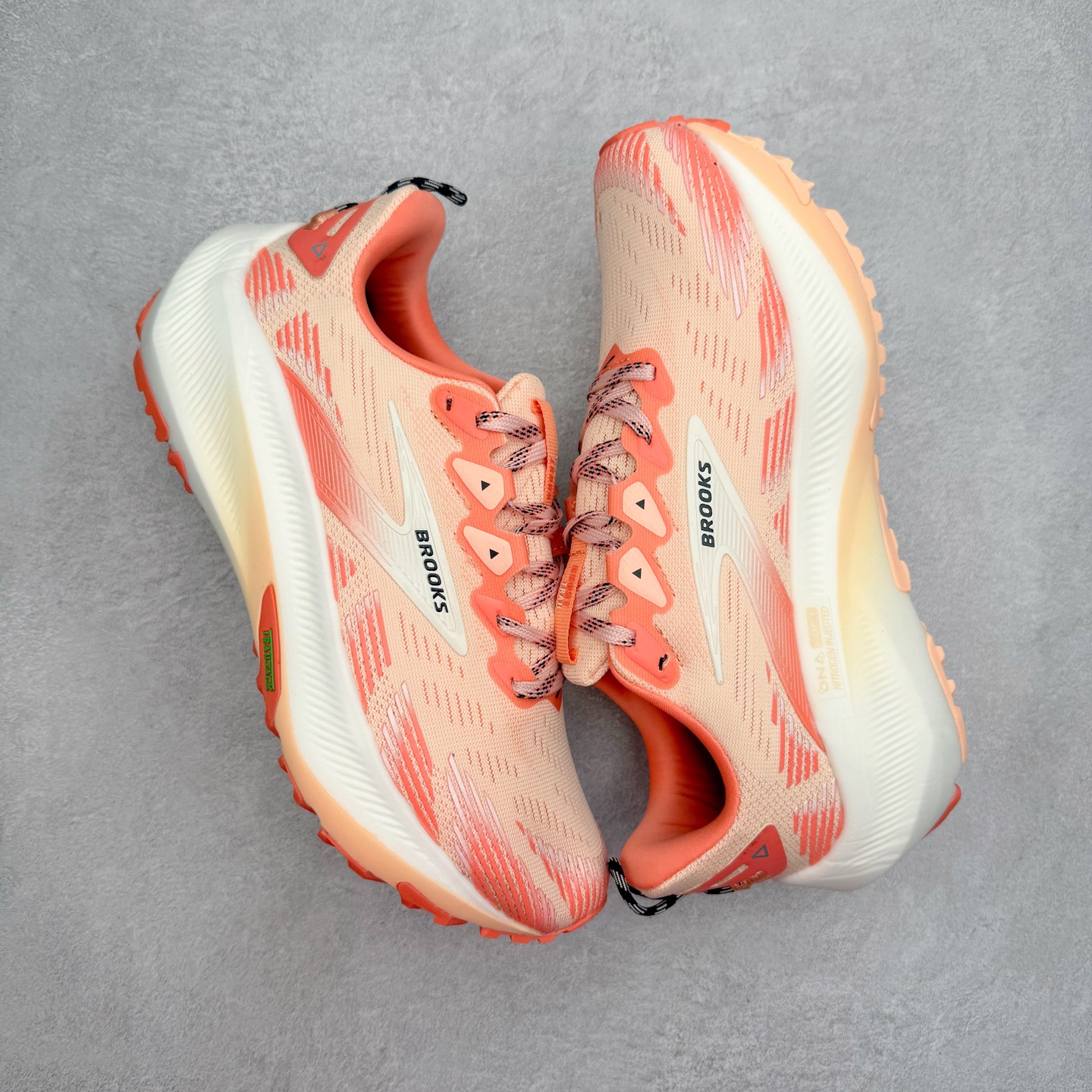 图片[3]-Brooks 布鲁克斯 Caldera 8 山啸舒适耐磨轻便 低帮越野跑步鞋 Brooks 四大跑鞋之一 百年品牌 跑鞋从外形上基本就能判断这是一款速度跑鞋 简洁干练的外形结构和极强的运动流线型看着非常有速度感 上脚的第一感觉是非常轻 美码9码的鞋单只206g不到 从个人偏好来说 200g左右的竞速鞋最具安全感 鞋面采用单层网布 很薄 前掌使用了大量开放式网眼 排气直接快速 透气性上乘 鞋舌也是轻量化设计 仅为一层麂皮 和脚背完美贴合 鞋舌中央有个防偏穿孔 从实际穿着来看 通常鞋舌都是外偏 如果是防偏穿孔位于中心 防偏效果其实并不十分有效 如果采用趋外侧的偏心设计更有效 鞋帮泡棉填充量不大 但非常紧凑 贴合舒适 包裹稳固 内置硬质TPU保证必要的稳定性 跑鞋中底采用的是DNA FLASH科技材料 DNA FLASH中底科技 是Brooks第一款将氮气注入中底的创新科技 主要原理是借助“超临界流体”发泡技术 将液态氮稳定的转化为气态氮 并使其均匀地形成无数紧密贴合的密闭式气囊结构 尺码：36 36.5 37.5 38 38.5 39 40 40.5 41 42 42.5 43 44 44.5 45-选品中心