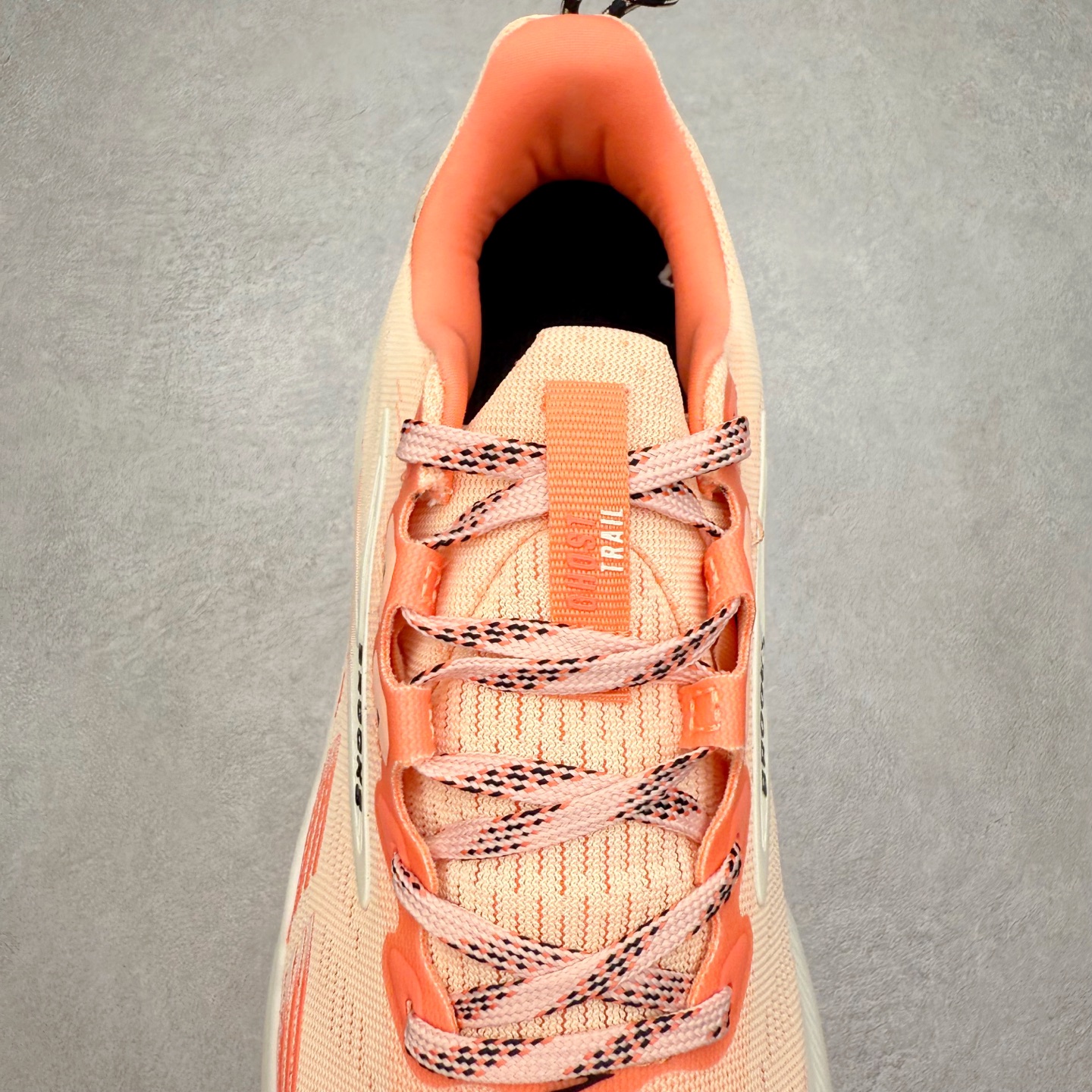 图片[5]-Brooks 布鲁克斯 Caldera 8 山啸舒适耐磨轻便 低帮越野跑步鞋 Brooks 四大跑鞋之一 百年品牌 跑鞋从外形上基本就能判断这是一款速度跑鞋 简洁干练的外形结构和极强的运动流线型看着非常有速度感 上脚的第一感觉是非常轻 美码9码的鞋单只206g不到 从个人偏好来说 200g左右的竞速鞋最具安全感 鞋面采用单层网布 很薄 前掌使用了大量开放式网眼 排气直接快速 透气性上乘 鞋舌也是轻量化设计 仅为一层麂皮 和脚背完美贴合 鞋舌中央有个防偏穿孔 从实际穿着来看 通常鞋舌都是外偏 如果是防偏穿孔位于中心 防偏效果其实并不十分有效 如果采用趋外侧的偏心设计更有效 鞋帮泡棉填充量不大 但非常紧凑 贴合舒适 包裹稳固 内置硬质TPU保证必要的稳定性 跑鞋中底采用的是DNA FLASH科技材料 DNA FLASH中底科技 是Brooks第一款将氮气注入中底的创新科技 主要原理是借助“超临界流体”发泡技术 将液态氮稳定的转化为气态氮 并使其均匀地形成无数紧密贴合的密闭式气囊结构 尺码：36 36.5 37.5 38 38.5 39 40 40.5 41 42 42.5 43 44 44.5 45-选品中心