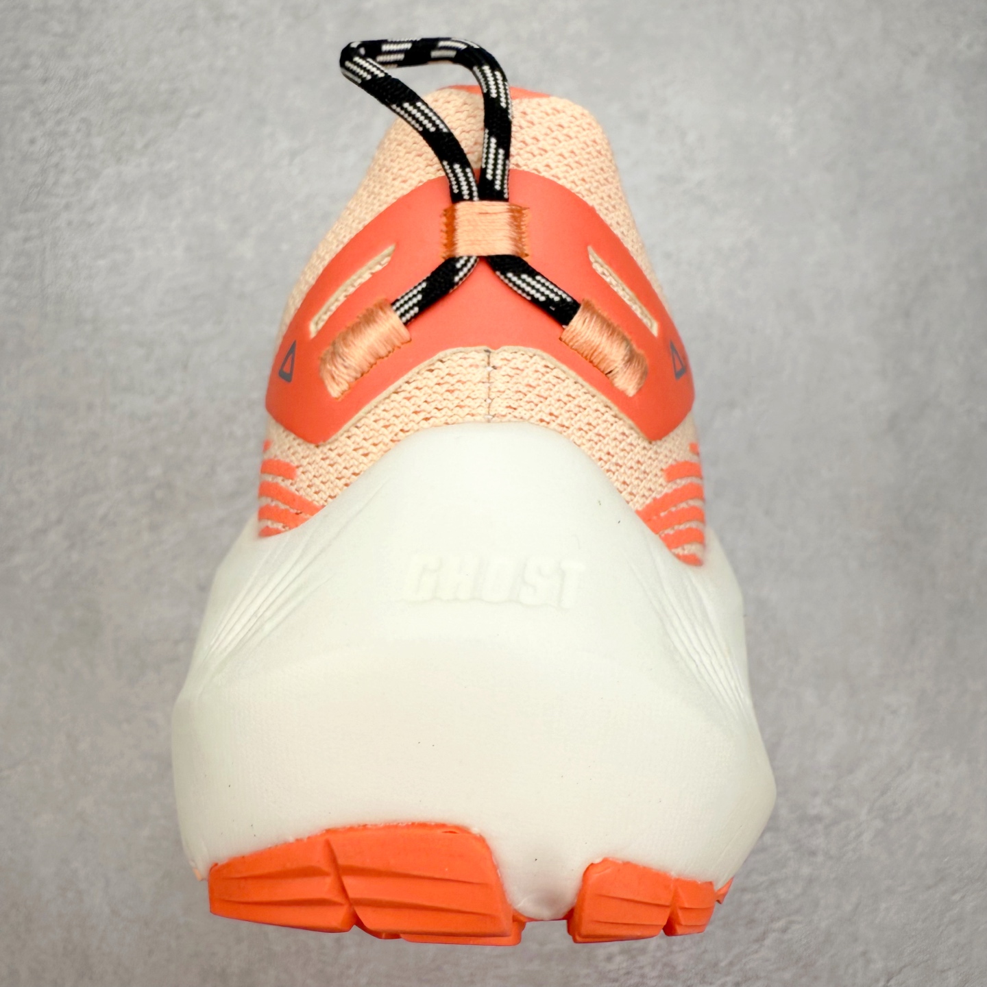 图片[8]-Brooks 布鲁克斯 Caldera 8 山啸舒适耐磨轻便 低帮越野跑步鞋 Brooks 四大跑鞋之一 百年品牌 跑鞋从外形上基本就能判断这是一款速度跑鞋 简洁干练的外形结构和极强的运动流线型看着非常有速度感 上脚的第一感觉是非常轻 美码9码的鞋单只206g不到 从个人偏好来说 200g左右的竞速鞋最具安全感 鞋面采用单层网布 很薄 前掌使用了大量开放式网眼 排气直接快速 透气性上乘 鞋舌也是轻量化设计 仅为一层麂皮 和脚背完美贴合 鞋舌中央有个防偏穿孔 从实际穿着来看 通常鞋舌都是外偏 如果是防偏穿孔位于中心 防偏效果其实并不十分有效 如果采用趋外侧的偏心设计更有效 鞋帮泡棉填充量不大 但非常紧凑 贴合舒适 包裹稳固 内置硬质TPU保证必要的稳定性 跑鞋中底采用的是DNA FLASH科技材料 DNA FLASH中底科技 是Brooks第一款将氮气注入中底的创新科技 主要原理是借助“超临界流体”发泡技术 将液态氮稳定的转化为气态氮 并使其均匀地形成无数紧密贴合的密闭式气囊结构 尺码：36 36.5 37.5 38 38.5 39 40 40.5 41 42 42.5 43 44 44.5 45-选品中心