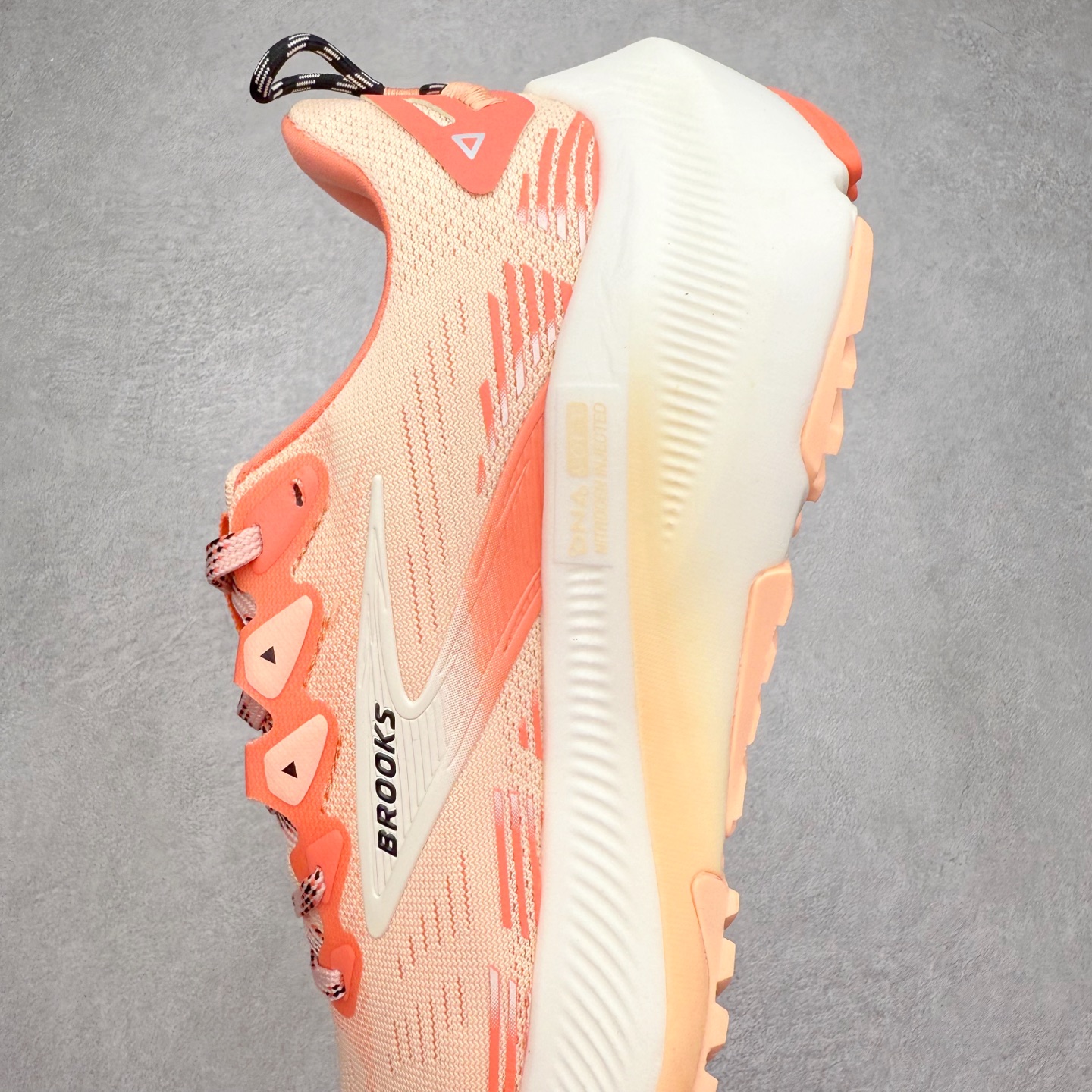 图片[7]-Brooks 布鲁克斯 Caldera 8 山啸舒适耐磨轻便 低帮越野跑步鞋 Brooks 四大跑鞋之一 百年品牌 跑鞋从外形上基本就能判断这是一款速度跑鞋 简洁干练的外形结构和极强的运动流线型看着非常有速度感 上脚的第一感觉是非常轻 美码9码的鞋单只206g不到 从个人偏好来说 200g左右的竞速鞋最具安全感 鞋面采用单层网布 很薄 前掌使用了大量开放式网眼 排气直接快速 透气性上乘 鞋舌也是轻量化设计 仅为一层麂皮 和脚背完美贴合 鞋舌中央有个防偏穿孔 从实际穿着来看 通常鞋舌都是外偏 如果是防偏穿孔位于中心 防偏效果其实并不十分有效 如果采用趋外侧的偏心设计更有效 鞋帮泡棉填充量不大 但非常紧凑 贴合舒适 包裹稳固 内置硬质TPU保证必要的稳定性 跑鞋中底采用的是DNA FLASH科技材料 DNA FLASH中底科技 是Brooks第一款将氮气注入中底的创新科技 主要原理是借助“超临界流体”发泡技术 将液态氮稳定的转化为气态氮 并使其均匀地形成无数紧密贴合的密闭式气囊结构 尺码：36 36.5 37.5 38 38.5 39 40 40.5 41 42 42.5 43 44 44.5 45-选品中心