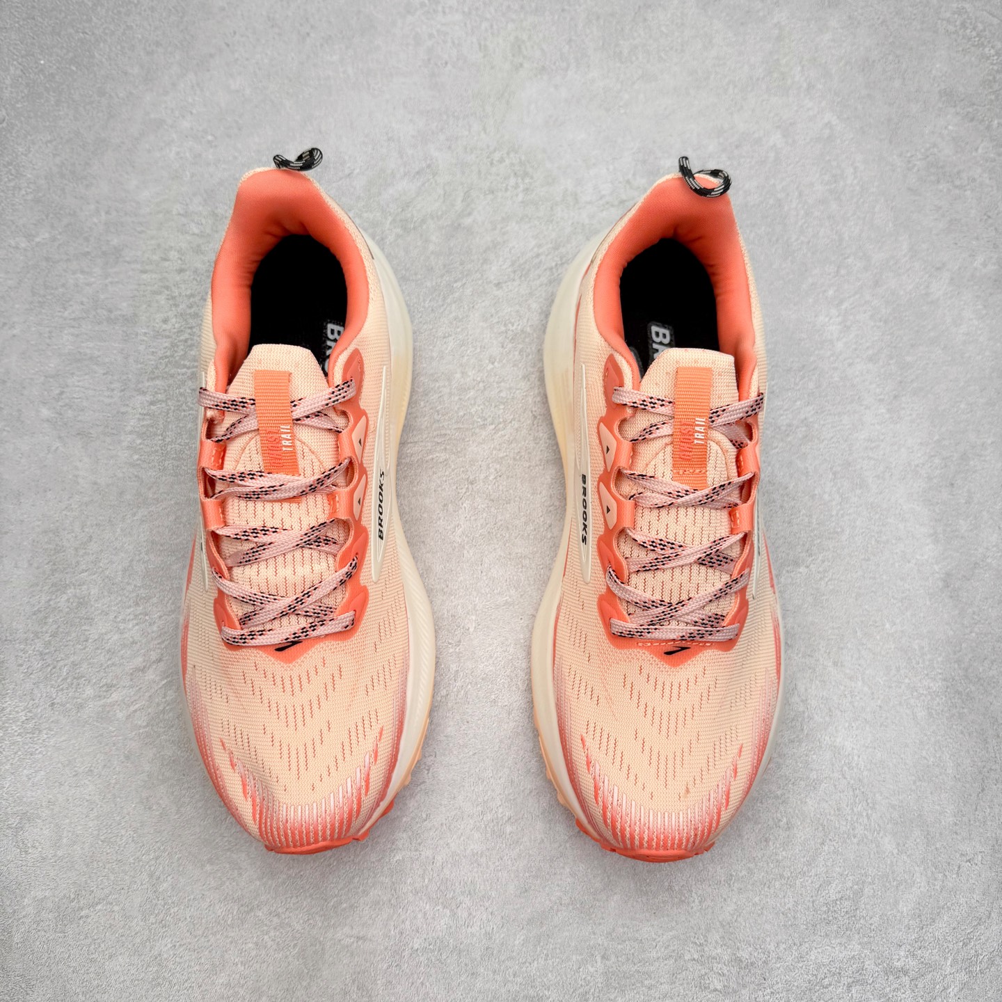 图片[2]-Brooks 布鲁克斯 Caldera 8 山啸舒适耐磨轻便 低帮越野跑步鞋 Brooks 四大跑鞋之一 百年品牌 跑鞋从外形上基本就能判断这是一款速度跑鞋 简洁干练的外形结构和极强的运动流线型看着非常有速度感 上脚的第一感觉是非常轻 美码9码的鞋单只206g不到 从个人偏好来说 200g左右的竞速鞋最具安全感 鞋面采用单层网布 很薄 前掌使用了大量开放式网眼 排气直接快速 透气性上乘 鞋舌也是轻量化设计 仅为一层麂皮 和脚背完美贴合 鞋舌中央有个防偏穿孔 从实际穿着来看 通常鞋舌都是外偏 如果是防偏穿孔位于中心 防偏效果其实并不十分有效 如果采用趋外侧的偏心设计更有效 鞋帮泡棉填充量不大 但非常紧凑 贴合舒适 包裹稳固 内置硬质TPU保证必要的稳定性 跑鞋中底采用的是DNA FLASH科技材料 DNA FLASH中底科技 是Brooks第一款将氮气注入中底的创新科技 主要原理是借助“超临界流体”发泡技术 将液态氮稳定的转化为气态氮 并使其均匀地形成无数紧密贴合的密闭式气囊结构 尺码：36 36.5 37.5 38 38.5 39 40 40.5 41 42 42.5 43 44 44.5 45-选品中心