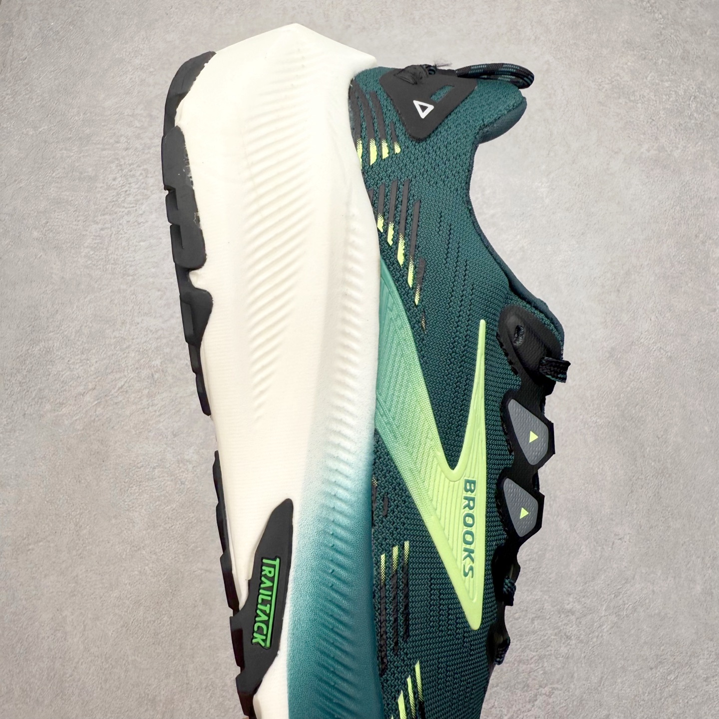 图片[6]-Brooks 布鲁克斯 Caldera 8 山啸舒适耐磨轻便 低帮越野跑步鞋 Brooks 四大跑鞋之一 百年品牌 跑鞋从外形上基本就能判断这是一款速度跑鞋 简洁干练的外形结构和极强的运动流线型看着非常有速度感 上脚的第一感觉是非常轻 美码9码的鞋单只206g不到 从个人偏好来说 200g左右的竞速鞋最具安全感 鞋面采用单层网布 很薄 前掌使用了大量开放式网眼 排气直接快速 透气性上乘 鞋舌也是轻量化设计 仅为一层麂皮 和脚背完美贴合 鞋舌中央有个防偏穿孔 从实际穿着来看 通常鞋舌都是外偏 如果是防偏穿孔位于中心 防偏效果其实并不十分有效 如果采用趋外侧的偏心设计更有效 鞋帮泡棉填充量不大 但非常紧凑 贴合舒适 包裹稳固 内置硬质TPU保证必要的稳定性 跑鞋中底采用的是DNA FLASH科技材料 DNA FLASH中底科技 是Brooks第一款将氮气注入中底的创新科技 主要原理是借助“超临界流体”发泡技术 将液态氮稳定的转化为气态氮 并使其均匀地形成无数紧密贴合的密闭式气囊结构 尺码：36 36.5 37.5 38 38.5 39 40 40.5 41 42 42.5 43 44 44.5 45-选品中心