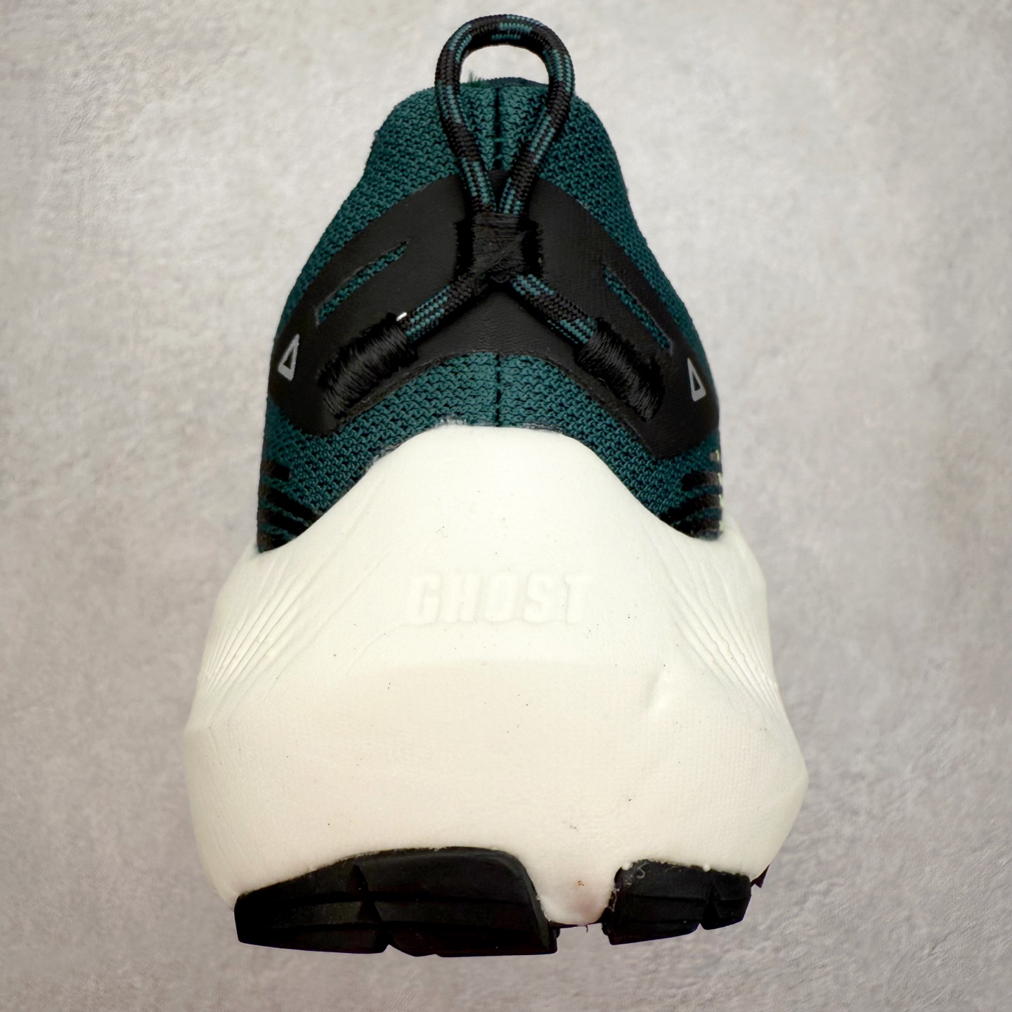 图片[8]-Brooks 布鲁克斯 Caldera 8 山啸舒适耐磨轻便 低帮越野跑步鞋 Brooks 四大跑鞋之一 百年品牌 跑鞋从外形上基本就能判断这是一款速度跑鞋 简洁干练的外形结构和极强的运动流线型看着非常有速度感 上脚的第一感觉是非常轻 美码9码的鞋单只206g不到 从个人偏好来说 200g左右的竞速鞋最具安全感 鞋面采用单层网布 很薄 前掌使用了大量开放式网眼 排气直接快速 透气性上乘 鞋舌也是轻量化设计 仅为一层麂皮 和脚背完美贴合 鞋舌中央有个防偏穿孔 从实际穿着来看 通常鞋舌都是外偏 如果是防偏穿孔位于中心 防偏效果其实并不十分有效 如果采用趋外侧的偏心设计更有效 鞋帮泡棉填充量不大 但非常紧凑 贴合舒适 包裹稳固 内置硬质TPU保证必要的稳定性 跑鞋中底采用的是DNA FLASH科技材料 DNA FLASH中底科技 是Brooks第一款将氮气注入中底的创新科技 主要原理是借助“超临界流体”发泡技术 将液态氮稳定的转化为气态氮 并使其均匀地形成无数紧密贴合的密闭式气囊结构 尺码：36 36.5 37.5 38 38.5 39 40 40.5 41 42 42.5 43 44 44.5 45-选品中心