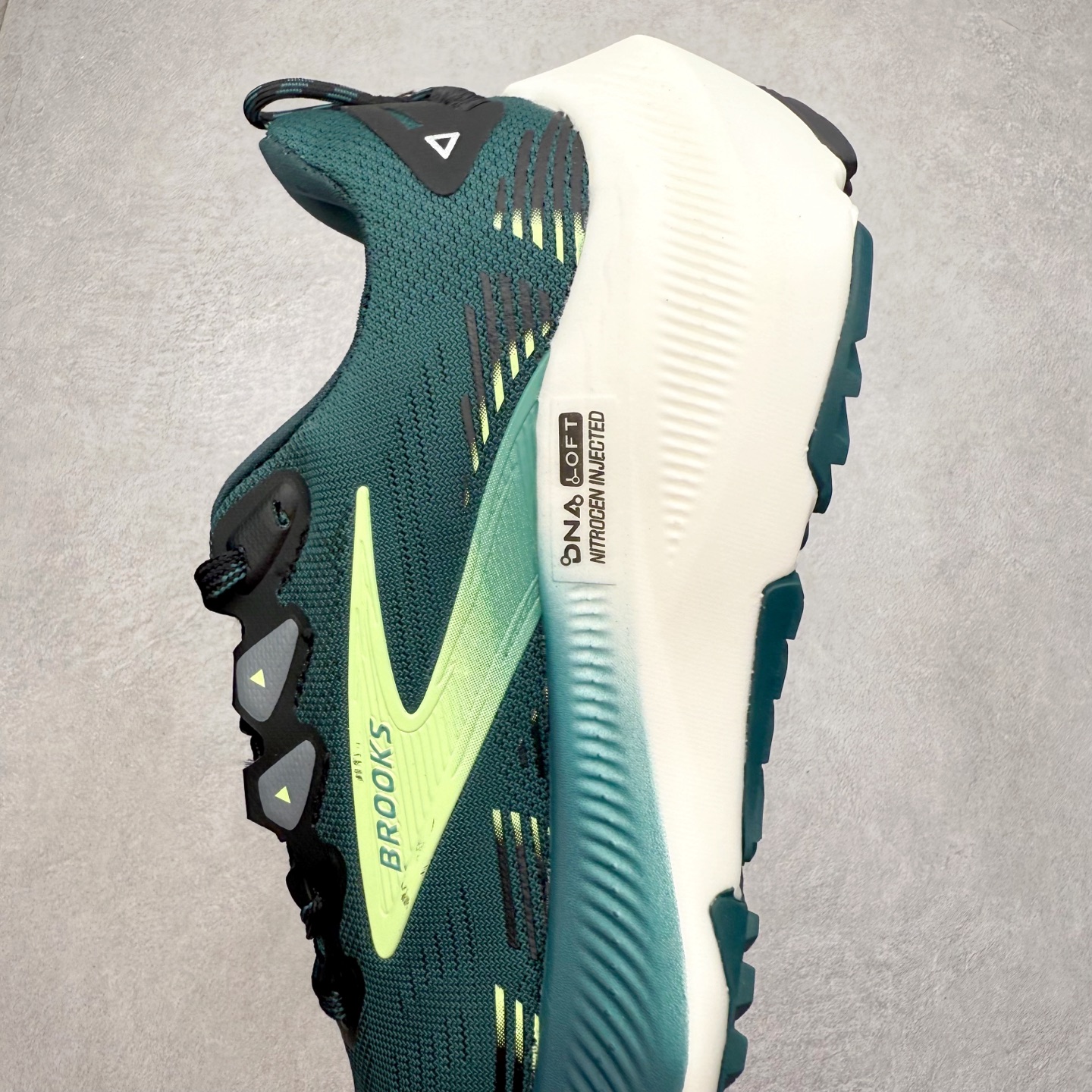 图片[7]-Brooks 布鲁克斯 Caldera 8 山啸舒适耐磨轻便 低帮越野跑步鞋 Brooks 四大跑鞋之一 百年品牌 跑鞋从外形上基本就能判断这是一款速度跑鞋 简洁干练的外形结构和极强的运动流线型看着非常有速度感 上脚的第一感觉是非常轻 美码9码的鞋单只206g不到 从个人偏好来说 200g左右的竞速鞋最具安全感 鞋面采用单层网布 很薄 前掌使用了大量开放式网眼 排气直接快速 透气性上乘 鞋舌也是轻量化设计 仅为一层麂皮 和脚背完美贴合 鞋舌中央有个防偏穿孔 从实际穿着来看 通常鞋舌都是外偏 如果是防偏穿孔位于中心 防偏效果其实并不十分有效 如果采用趋外侧的偏心设计更有效 鞋帮泡棉填充量不大 但非常紧凑 贴合舒适 包裹稳固 内置硬质TPU保证必要的稳定性 跑鞋中底采用的是DNA FLASH科技材料 DNA FLASH中底科技 是Brooks第一款将氮气注入中底的创新科技 主要原理是借助“超临界流体”发泡技术 将液态氮稳定的转化为气态氮 并使其均匀地形成无数紧密贴合的密闭式气囊结构 尺码：36 36.5 37.5 38 38.5 39 40 40.5 41 42 42.5 43 44 44.5 45-选品中心