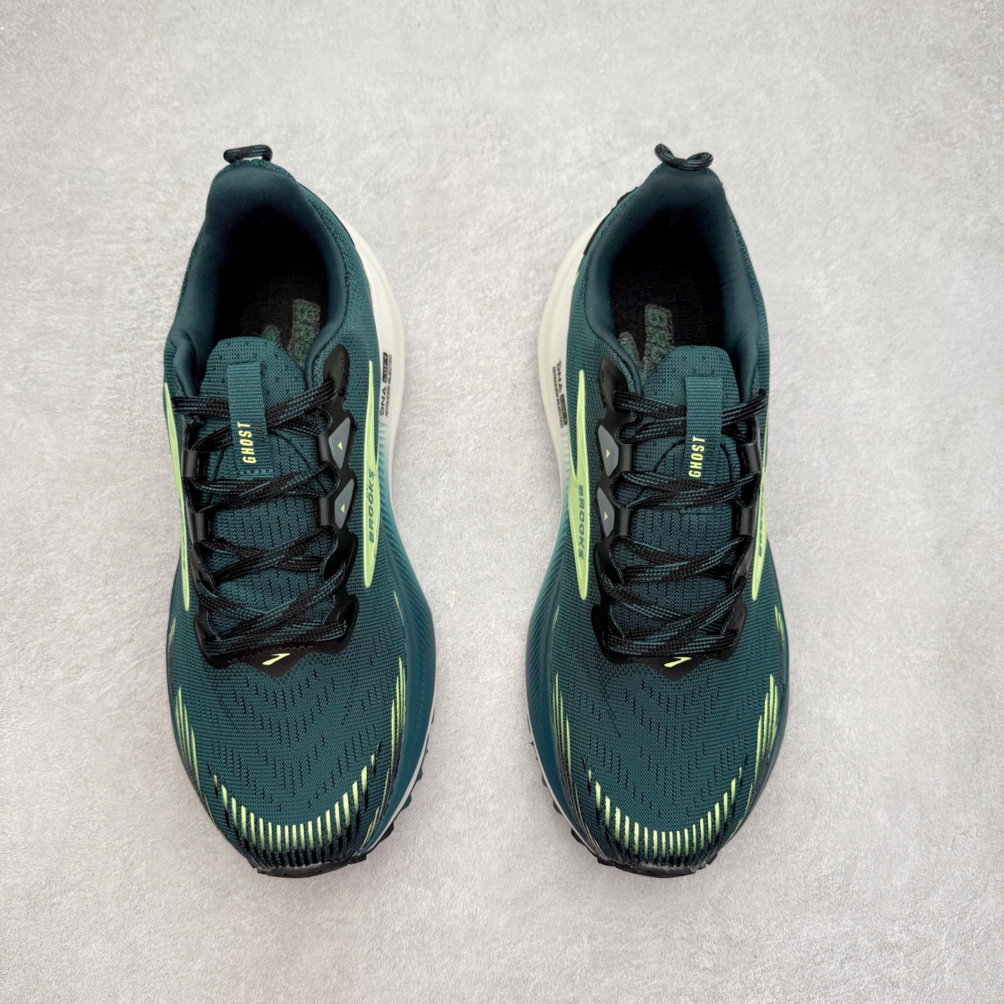 图片[2]-Brooks 布鲁克斯 Caldera 8 山啸舒适耐磨轻便 低帮越野跑步鞋 Brooks 四大跑鞋之一 百年品牌 跑鞋从外形上基本就能判断这是一款速度跑鞋 简洁干练的外形结构和极强的运动流线型看着非常有速度感 上脚的第一感觉是非常轻 美码9码的鞋单只206g不到 从个人偏好来说 200g左右的竞速鞋最具安全感 鞋面采用单层网布 很薄 前掌使用了大量开放式网眼 排气直接快速 透气性上乘 鞋舌也是轻量化设计 仅为一层麂皮 和脚背完美贴合 鞋舌中央有个防偏穿孔 从实际穿着来看 通常鞋舌都是外偏 如果是防偏穿孔位于中心 防偏效果其实并不十分有效 如果采用趋外侧的偏心设计更有效 鞋帮泡棉填充量不大 但非常紧凑 贴合舒适 包裹稳固 内置硬质TPU保证必要的稳定性 跑鞋中底采用的是DNA FLASH科技材料 DNA FLASH中底科技 是Brooks第一款将氮气注入中底的创新科技 主要原理是借助“超临界流体”发泡技术 将液态氮稳定的转化为气态氮 并使其均匀地形成无数紧密贴合的密闭式气囊结构 尺码：36 36.5 37.5 38 38.5 39 40 40.5 41 42 42.5 43 44 44.5 45-选品中心