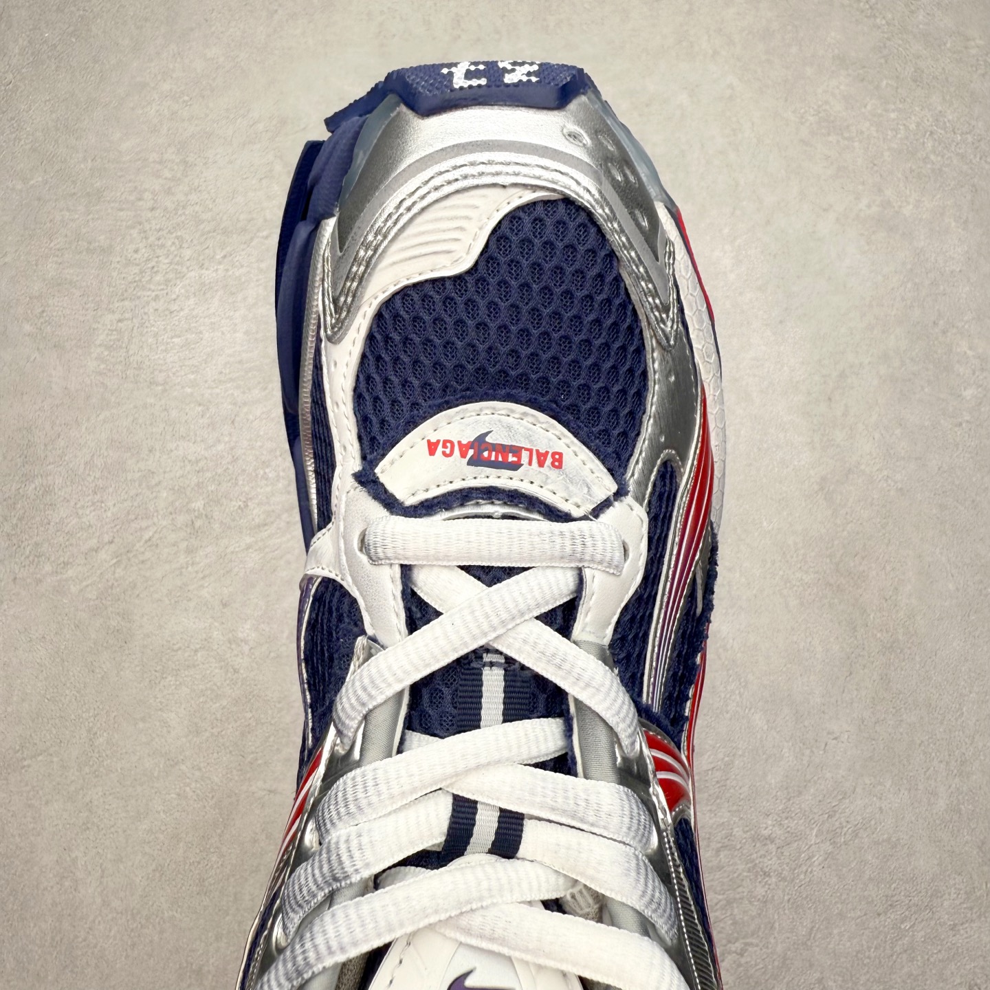 图片[4]-＃VG零售版 BALENCIAGA Runner Sneaker 巴黎世家七代慢跑系列低帮复古野跑潮流运动鞋老爹鞋 尼龙和网布材质 磨损效果 鞋头边缘印有尺码 背面浮印尺码 外侧印有跑者徽标 鞋舌刺绣 Balenciaga 品牌标识 鞋跟背面 Balenciaga品牌标识 材质采用65%聚氨酯、35%聚酯纤维 全新 Runner 鞋型轮廓借鉴于 2000 年初的复古线条 搭载大网眼面料制成鞋面基础，由粉色、白色尼龍与橡胶质地覆盖鞋面诠释线条感 当中透过几道手缝线与折损痕更是精准的掌握历经时间淬炼的破旧痕迹 延续其手法至鞋领、鞋跟、鞋带、中底等部分均饰有破损及脏污之貌 尤其是鞋领处与鞋带孔眼条更是采用不规则做旧技术将内容物泡棉随机露出 尺码：35 36 37 38 39 40 41 42 43 44 45 46-选品中心