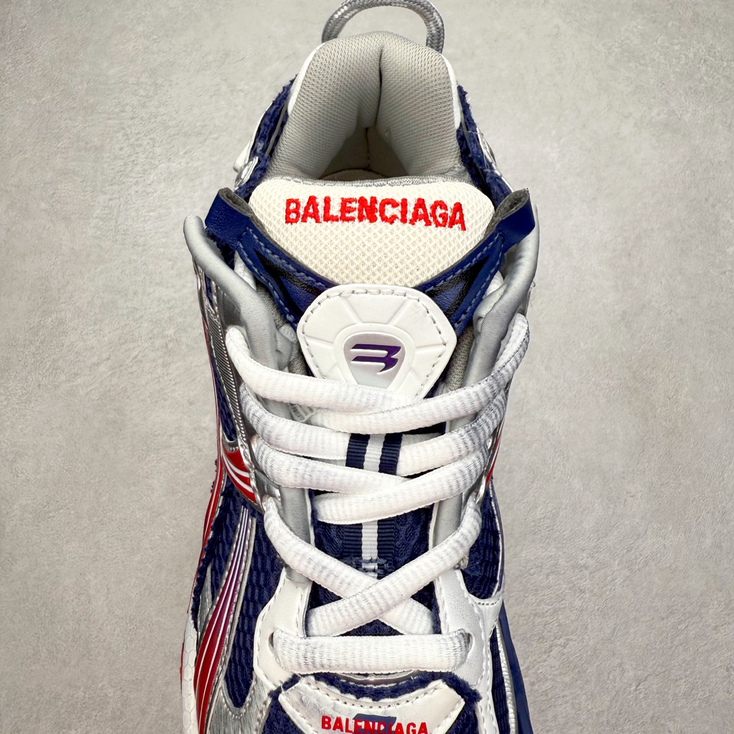 图片[5]-＃VG零售版 BALENCIAGA Runner Sneaker 巴黎世家七代慢跑系列低帮复古野跑潮流运动鞋老爹鞋 尼龙和网布材质 磨损效果 鞋头边缘印有尺码 背面浮印尺码 外侧印有跑者徽标 鞋舌刺绣 Balenciaga 品牌标识 鞋跟背面 Balenciaga品牌标识 材质采用65%聚氨酯、35%聚酯纤维 全新 Runner 鞋型轮廓借鉴于 2000 年初的复古线条 搭载大网眼面料制成鞋面基础，由粉色、白色尼龍与橡胶质地覆盖鞋面诠释线条感 当中透过几道手缝线与折损痕更是精准的掌握历经时间淬炼的破旧痕迹 延续其手法至鞋领、鞋跟、鞋带、中底等部分均饰有破损及脏污之貌 尤其是鞋领处与鞋带孔眼条更是采用不规则做旧技术将内容物泡棉随机露出 尺码：35 36 37 38 39 40 41 42 43 44 45 46-选品中心