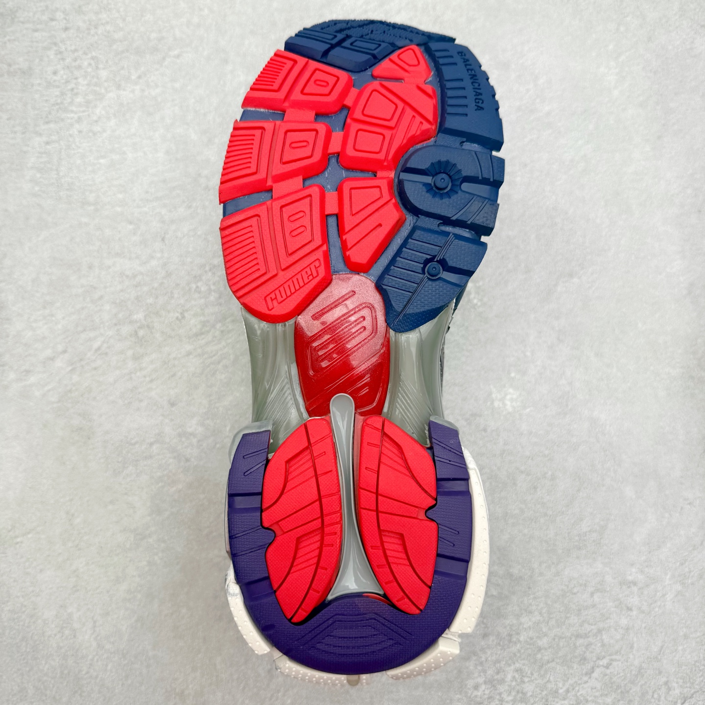 图片[9]-＃VG零售版 BALENCIAGA Runner Sneaker 巴黎世家七代慢跑系列低帮复古野跑潮流运动鞋老爹鞋 尼龙和网布材质 磨损效果 鞋头边缘印有尺码 背面浮印尺码 外侧印有跑者徽标 鞋舌刺绣 Balenciaga 品牌标识 鞋跟背面 Balenciaga品牌标识 材质采用65%聚氨酯、35%聚酯纤维 全新 Runner 鞋型轮廓借鉴于 2000 年初的复古线条 搭载大网眼面料制成鞋面基础，由粉色、白色尼龍与橡胶质地覆盖鞋面诠释线条感 当中透过几道手缝线与折损痕更是精准的掌握历经时间淬炼的破旧痕迹 延续其手法至鞋领、鞋跟、鞋带、中底等部分均饰有破损及脏污之貌 尤其是鞋领处与鞋带孔眼条更是采用不规则做旧技术将内容物泡棉随机露出 尺码：35 36 37 38 39 40 41 42 43 44 45 46-选品中心