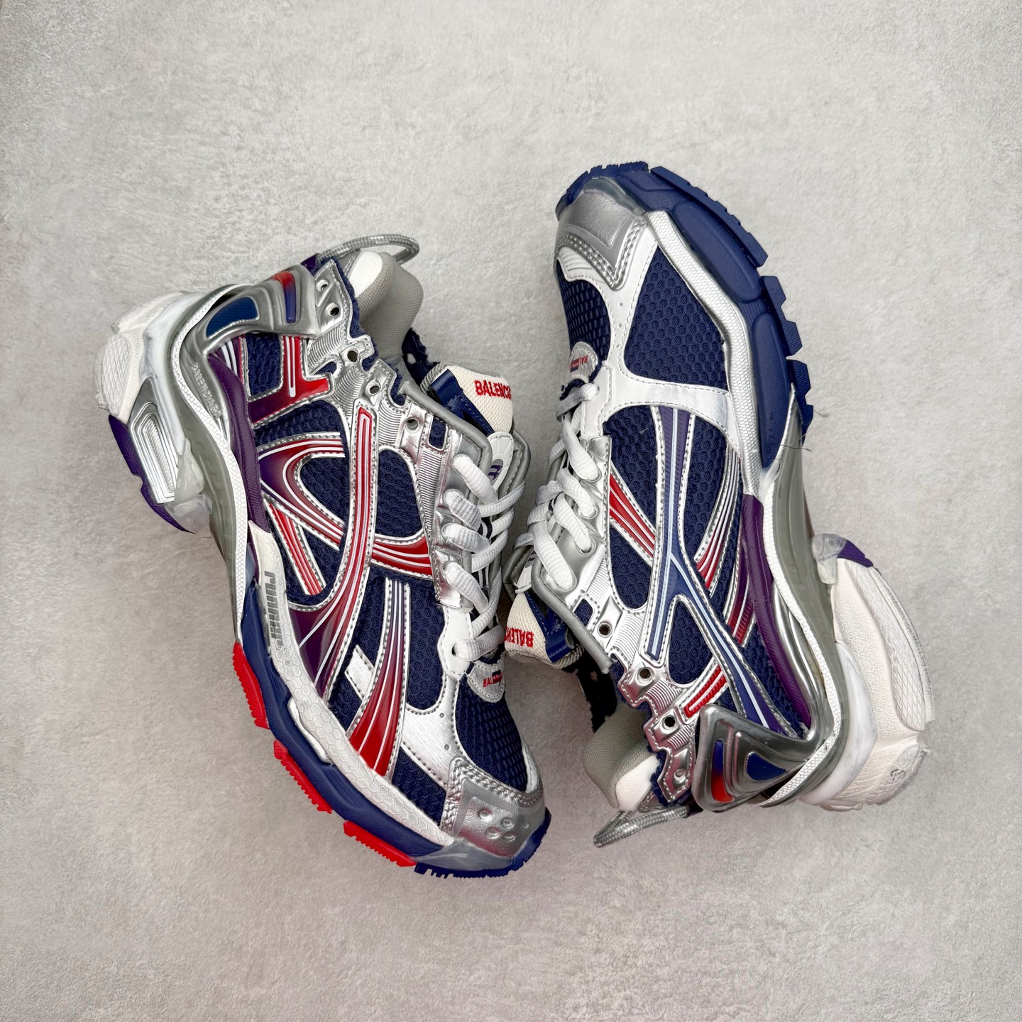 图片[3]-＃VG零售版 BALENCIAGA Runner Sneaker 巴黎世家七代慢跑系列低帮复古野跑潮流运动鞋老爹鞋 尼龙和网布材质 磨损效果 鞋头边缘印有尺码 背面浮印尺码 外侧印有跑者徽标 鞋舌刺绣 Balenciaga 品牌标识 鞋跟背面 Balenciaga品牌标识 材质采用65%聚氨酯、35%聚酯纤维 全新 Runner 鞋型轮廓借鉴于 2000 年初的复古线条 搭载大网眼面料制成鞋面基础，由粉色、白色尼龍与橡胶质地覆盖鞋面诠释线条感 当中透过几道手缝线与折损痕更是精准的掌握历经时间淬炼的破旧痕迹 延续其手法至鞋领、鞋跟、鞋带、中底等部分均饰有破损及脏污之貌 尤其是鞋领处与鞋带孔眼条更是采用不规则做旧技术将内容物泡棉随机露出 尺码：35 36 37 38 39 40 41 42 43 44 45 46-选品中心