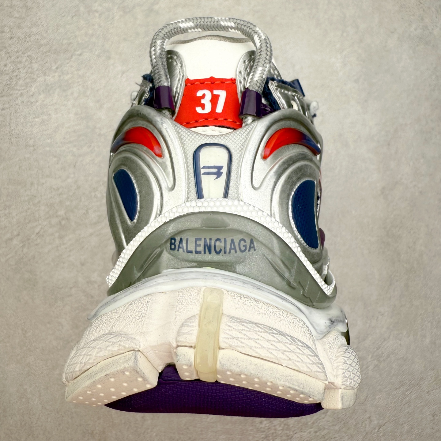 图片[8]-＃VG零售版 BALENCIAGA Runner Sneaker 巴黎世家七代慢跑系列低帮复古野跑潮流运动鞋老爹鞋 尼龙和网布材质 磨损效果 鞋头边缘印有尺码 背面浮印尺码 外侧印有跑者徽标 鞋舌刺绣 Balenciaga 品牌标识 鞋跟背面 Balenciaga品牌标识 材质采用65%聚氨酯、35%聚酯纤维 全新 Runner 鞋型轮廓借鉴于 2000 年初的复古线条 搭载大网眼面料制成鞋面基础，由粉色、白色尼龍与橡胶质地覆盖鞋面诠释线条感 当中透过几道手缝线与折损痕更是精准的掌握历经时间淬炼的破旧痕迹 延续其手法至鞋领、鞋跟、鞋带、中底等部分均饰有破损及脏污之貌 尤其是鞋领处与鞋带孔眼条更是采用不规则做旧技术将内容物泡棉随机露出 尺码：35 36 37 38 39 40 41 42 43 44 45 46-选品中心