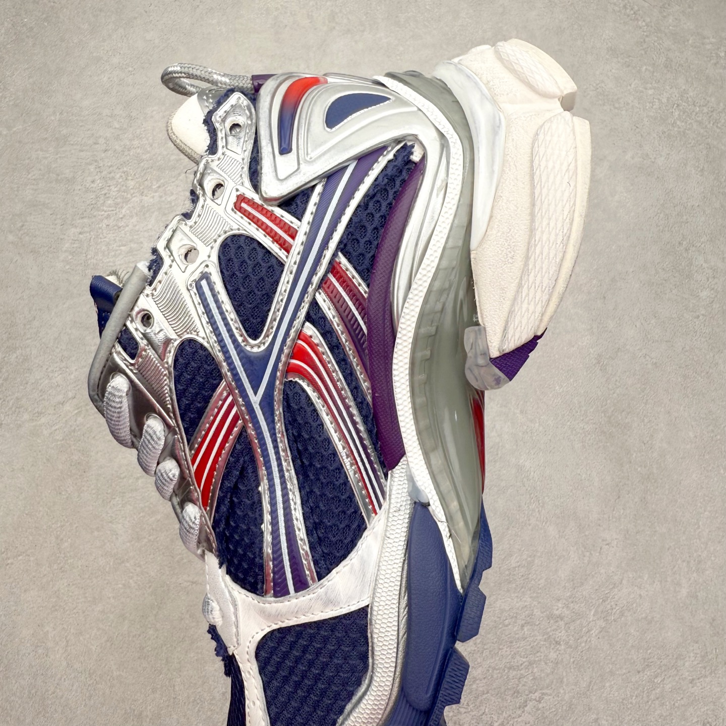 图片[7]-＃VG零售版 BALENCIAGA Runner Sneaker 巴黎世家七代慢跑系列低帮复古野跑潮流运动鞋老爹鞋 尼龙和网布材质 磨损效果 鞋头边缘印有尺码 背面浮印尺码 外侧印有跑者徽标 鞋舌刺绣 Balenciaga 品牌标识 鞋跟背面 Balenciaga品牌标识 材质采用65%聚氨酯、35%聚酯纤维 全新 Runner 鞋型轮廓借鉴于 2000 年初的复古线条 搭载大网眼面料制成鞋面基础，由粉色、白色尼龍与橡胶质地覆盖鞋面诠释线条感 当中透过几道手缝线与折损痕更是精准的掌握历经时间淬炼的破旧痕迹 延续其手法至鞋领、鞋跟、鞋带、中底等部分均饰有破损及脏污之貌 尤其是鞋领处与鞋带孔眼条更是采用不规则做旧技术将内容物泡棉随机露出 尺码：35 36 37 38 39 40 41 42 43 44 45 46-选品中心