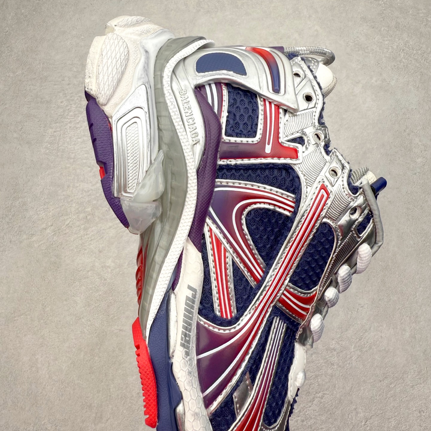 图片[6]-＃VG零售版 BALENCIAGA Runner Sneaker 巴黎世家七代慢跑系列低帮复古野跑潮流运动鞋老爹鞋 尼龙和网布材质 磨损效果 鞋头边缘印有尺码 背面浮印尺码 外侧印有跑者徽标 鞋舌刺绣 Balenciaga 品牌标识 鞋跟背面 Balenciaga品牌标识 材质采用65%聚氨酯、35%聚酯纤维 全新 Runner 鞋型轮廓借鉴于 2000 年初的复古线条 搭载大网眼面料制成鞋面基础，由粉色、白色尼龍与橡胶质地覆盖鞋面诠释线条感 当中透过几道手缝线与折损痕更是精准的掌握历经时间淬炼的破旧痕迹 延续其手法至鞋领、鞋跟、鞋带、中底等部分均饰有破损及脏污之貌 尤其是鞋领处与鞋带孔眼条更是采用不规则做旧技术将内容物泡棉随机露出 尺码：35 36 37 38 39 40 41 42 43 44 45 46-选品中心