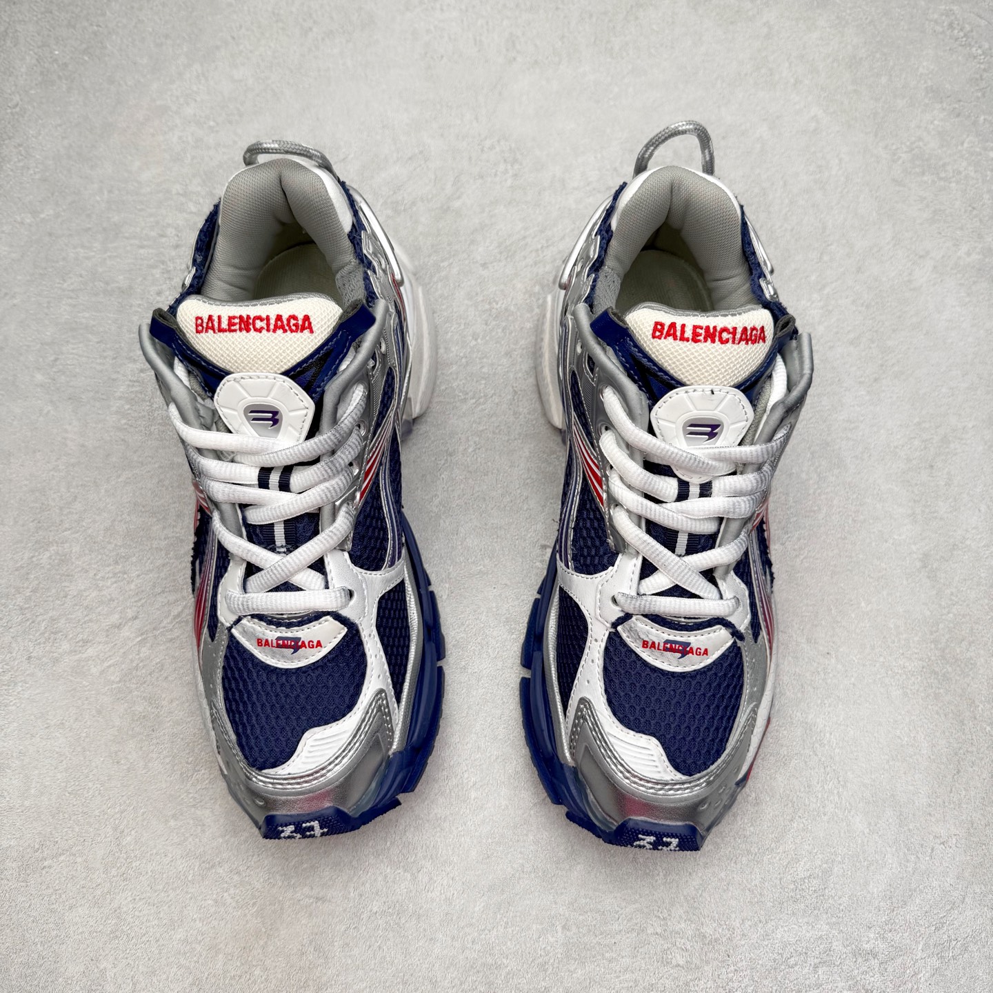 图片[2]-＃VG零售版 BALENCIAGA Runner Sneaker 巴黎世家七代慢跑系列低帮复古野跑潮流运动鞋老爹鞋 尼龙和网布材质 磨损效果 鞋头边缘印有尺码 背面浮印尺码 外侧印有跑者徽标 鞋舌刺绣 Balenciaga 品牌标识 鞋跟背面 Balenciaga品牌标识 材质采用65%聚氨酯、35%聚酯纤维 全新 Runner 鞋型轮廓借鉴于 2000 年初的复古线条 搭载大网眼面料制成鞋面基础，由粉色、白色尼龍与橡胶质地覆盖鞋面诠释线条感 当中透过几道手缝线与折损痕更是精准的掌握历经时间淬炼的破旧痕迹 延续其手法至鞋领、鞋跟、鞋带、中底等部分均饰有破损及脏污之貌 尤其是鞋领处与鞋带孔眼条更是采用不规则做旧技术将内容物泡棉随机露出 尺码：35 36 37 38 39 40 41 42 43 44 45 46-选品中心