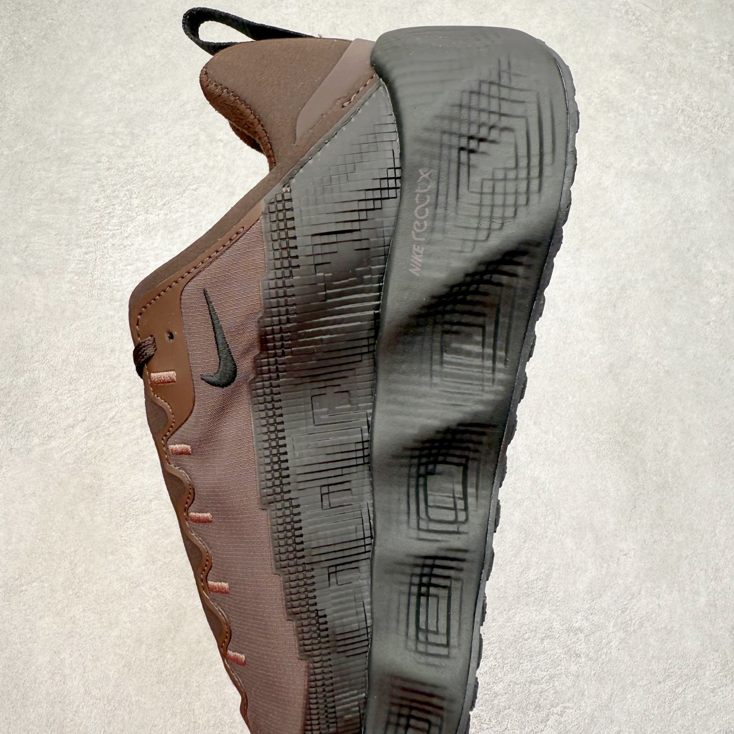 图片[7]-HYEIN SEO x NK Ava Rover 百搭舒适耐磨低帮跑步鞋 男女同款 流线型轮廓，通过轻薄物料鞋面结合 TPU 网格状支撑示人，增厚的中底材质选用 ReactX 加持，华夫外底收尾。鞋垫与后跟鞋提，克制点缀 Hyein Seo 字样。鞋垫与鞋提则采用菱形格纹的变化元素呈现。实拍调校N版已经零色差零失真 百分百还原实物色彩所见即所得 不存在货不对板色差等低级问题 选购参考实物拍摄 不混卖不参货 只用心做好货严格选品 承诺混一赔十 尺码：36 36.5 37.5 38 38.5 39 40 40.5 41 42 42.5 43 44 44.5 45-选品中心