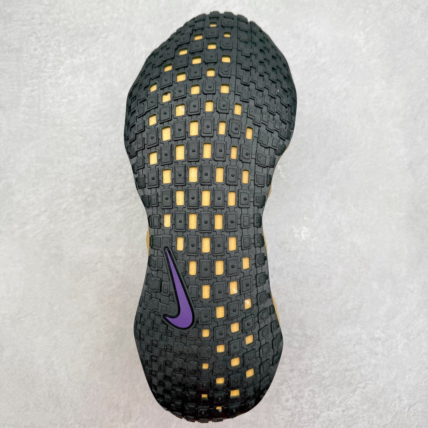 图片[9]-HYEIN SEO x NK Ava Rover 百搭舒适耐磨低帮跑步鞋 男女同款 流线型轮廓，通过轻薄物料鞋面结合 TPU 网格状支撑示人，增厚的中底材质选用 ReactX 加持，华夫外底收尾。鞋垫与后跟鞋提，克制点缀 Hyein Seo 字样。鞋垫与鞋提则采用菱形格纹的变化元素呈现。实拍调校N版已经零色差零失真 百分百还原实物色彩所见即所得 不存在货不对板色差等低级问题 选购参考实物拍摄 不混卖不参货 只用心做好货严格选品 承诺混一赔十 尺码：36 36.5 37.5 38 38.5 39 40 40.5 41 42 42.5 43 44 44.5 45-选品中心